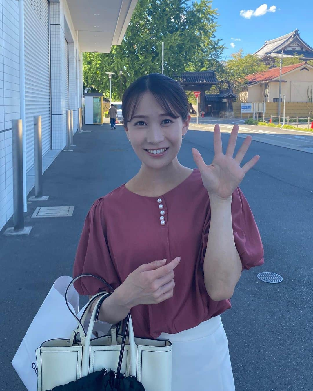 島津咲苗さんのインスタグラム写真 - (島津咲苗Instagram)「日陰で撮ると あずき色🫘だったトップスと 最近食べた、噂の、あのアイス🤭  ストーリーで こしあん派つぶあん派を 勝手に調査中です！笑  竹田さん 夏休み楽しんでるかな〜🙄 . . . #メーテレ #アナウンサー #島津咲苗 #ドデスカ #きれいめコーデ #きれいめファッション #アナウンサー衣装 #骨格ウェーブ #こしあん #つぶあん #私は #こしあん派 #アイス好き #秋でもアイスは欠かせない」9月5日 18時04分 - sanae_shimazu