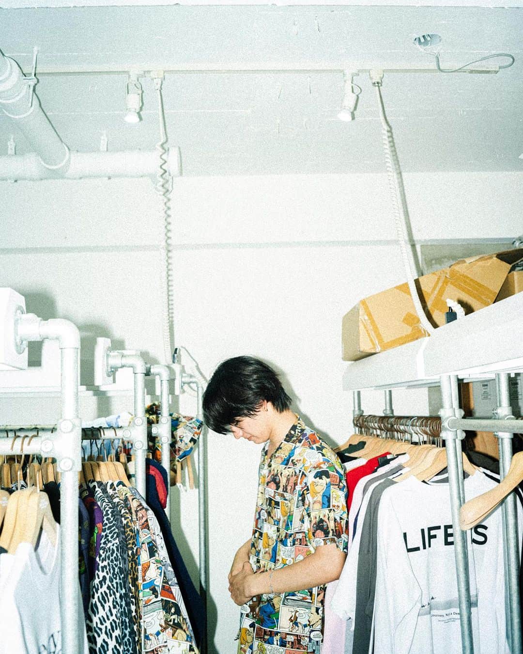 のインスタグラム：「BEDWIN 2023 SUMMER SPOT COLLECTION  Choose your favorite of MUSIC, LIQUOR, COMIC & LEOPARD🤟  Now available on bedwintokyo.com & our dealers.  Photo @soichiro   Model @go_kkki_   #bedwinandtheheartbreakers  #bedwin #ベドウィン」