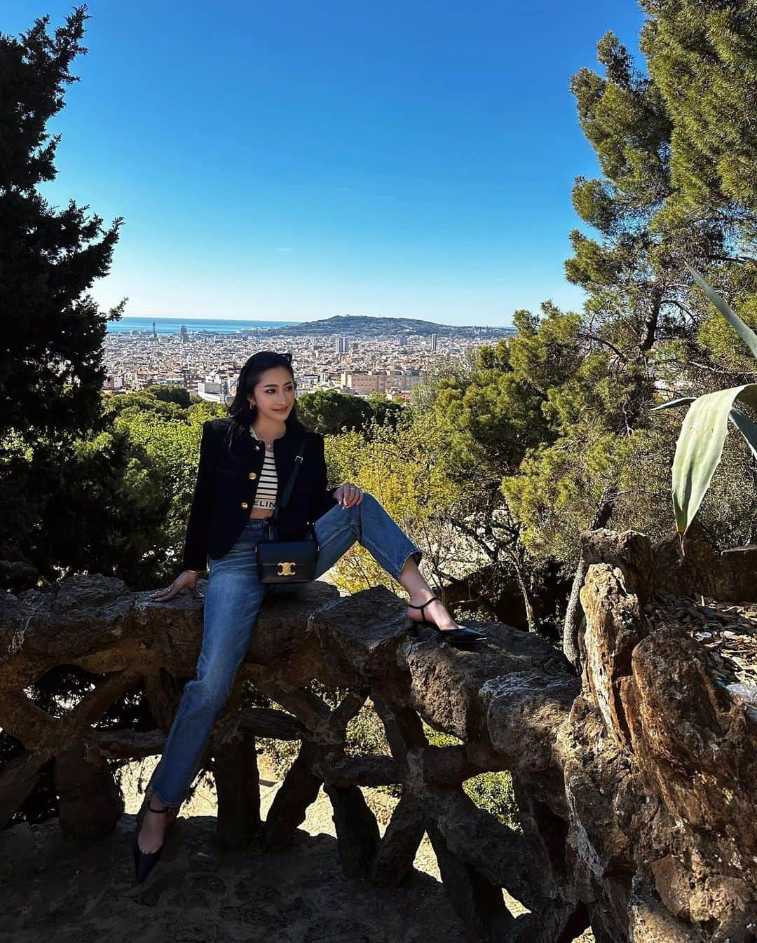 雨宮みずきのインスタグラム：「バルセロナを一望できるグエル公園🥹⛲️  世界遺産のサグラダファミリア カサ・バトリョ、カサ・ミラなどなど ガウディの世界観を身近でみれて感動🥹✨  #グエル公園 #サグラダファミリア #カサバトリョ #カサミラ」