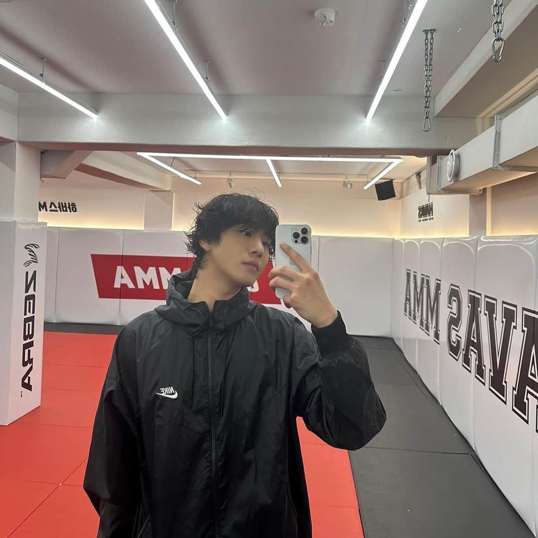 アン・ヒョソプのインスタグラム：「world is your oyster🚶‍♂️🤍」