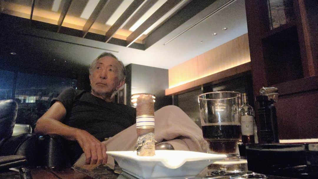 岸田一郎のインスタグラム：「テラスにウッドデッキ 自然木か人工木か？  葉巻 喫い喫い 思案中～」