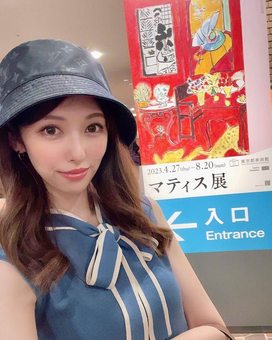 橘ゆりかのインスタグラム：「🖼️🏖️🍋 ⁡ ⁡ マティス展行った時の！ 色使いのセンスが刺さりまくりで さすが「色彩の魔術師」🎨💫 深みのある鮮やかな赤色に魅せられました😌 ⁡ 窓も含めた景観に現実逃避が捗った日🪟 ⁡ ⁡ ⁡ #東京都美術館 #マティス展 #橘ゆりか #美術館 #マティス #henrimatisse #夏の思い出 #美術展」