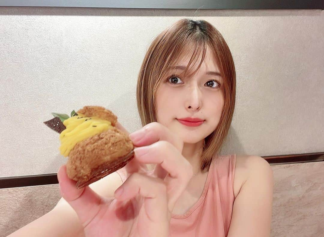 苅谷なつみのインスタグラム：「秋の味だいすきっ💖  いつも美味しい試食をさせてもらっているシュークリーム屋さんの5/5さんが、 秋の味覚シリーズ3種類を発売したそうです😘  とっても美味しかったです♡  覚王山5/5 @gobunnogo_kakuouzan  🧁↓↓↓🧁  ♦︎さつまいもモンブラン🍠 甘さ控えめ、スイートポテトみたいでした♡ 個人的に1番好きだったかも🫶❤️‍🔥  ♦︎和栗モンブラン🌰 大人な高級感、一つで満足できる感じ♡  ♦︎濃密アップルパイ🍎 中のりんごがジューシー＆甘くて美味しい♡  ♦︎ほうじちゃラテ シロップが別でついてくるため、甘くなく飲めて好みで美味しい♡  #gobunnogo #シュークリーム #gobunnogo覚王山 #シュークリーム専門店  #覚王山カフェ #覚王山グルメ #覚王山スイーツ #PR」