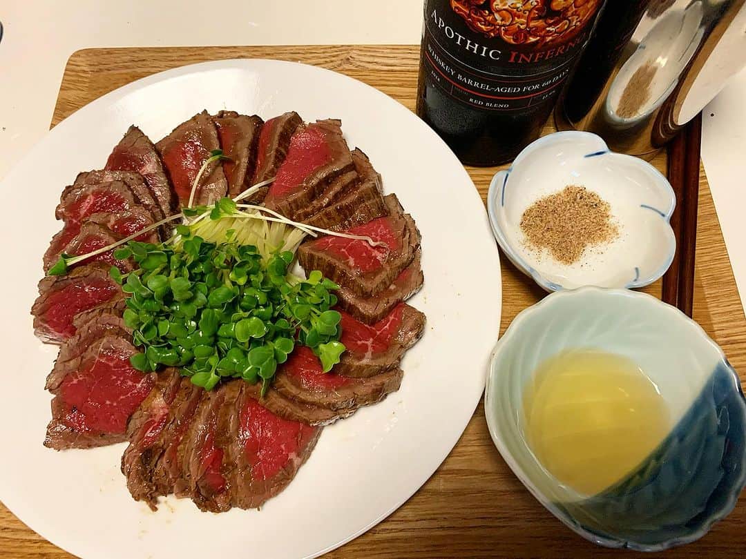 畑喜子のインスタグラム：「肉🍖 好き❤️ 牛肉のタタキ作りました💕 それをワインと一緒に楽しんでたらワインをソファーにめっちゃこぼした・・・まぁカバーやから洗えばええねんど、洗ったばっかりやのにww #家飯」