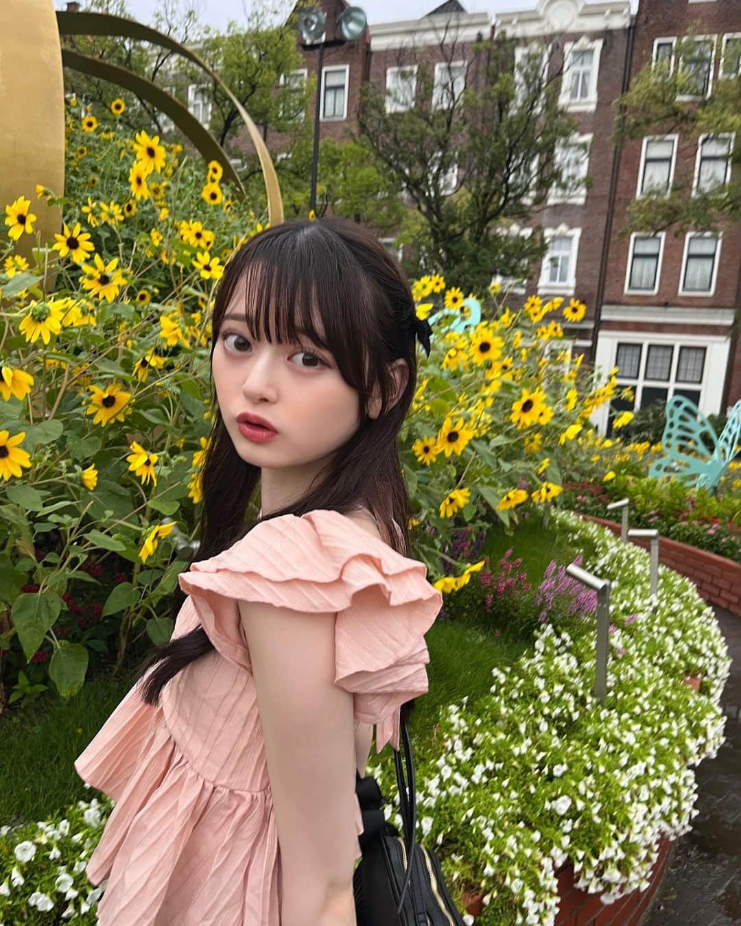 のインスタグラム：「・ 🌻♡  向日葵沢山咲いてた‎🤍 もう夏おわっちゃうね、、 早すぎる〜〜(；；)  ∴∵∴ ୨୧ ∴∵∴ ୨୧ ∴∵∴ ୨୧ ∴∵∴ #高比良由菜#ハウステンボス#06#sjk」