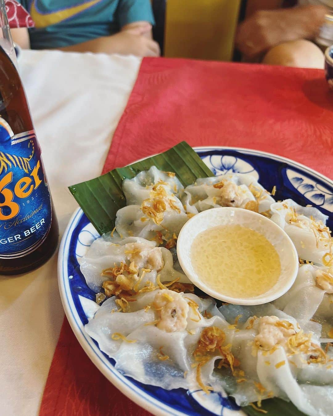 内田恭子さんのインスタグラム写真 - (内田恭子Instagram)「Vietnam Da Nang.  ベトナム料理はハーブ、野菜がいっぱいで味付けもあっさり、とてもヘルシー。ホワイトローズに、フォー。暑くて湿度が高い気候によく冷えたTiger beerが合うこと！  #ベトナムグルメ  #ホワイトローズ #フォー  #gourmet  #vietnam #内田恭子  #kyokouchida」9月5日 18時21分 - kyoko.uchida.official