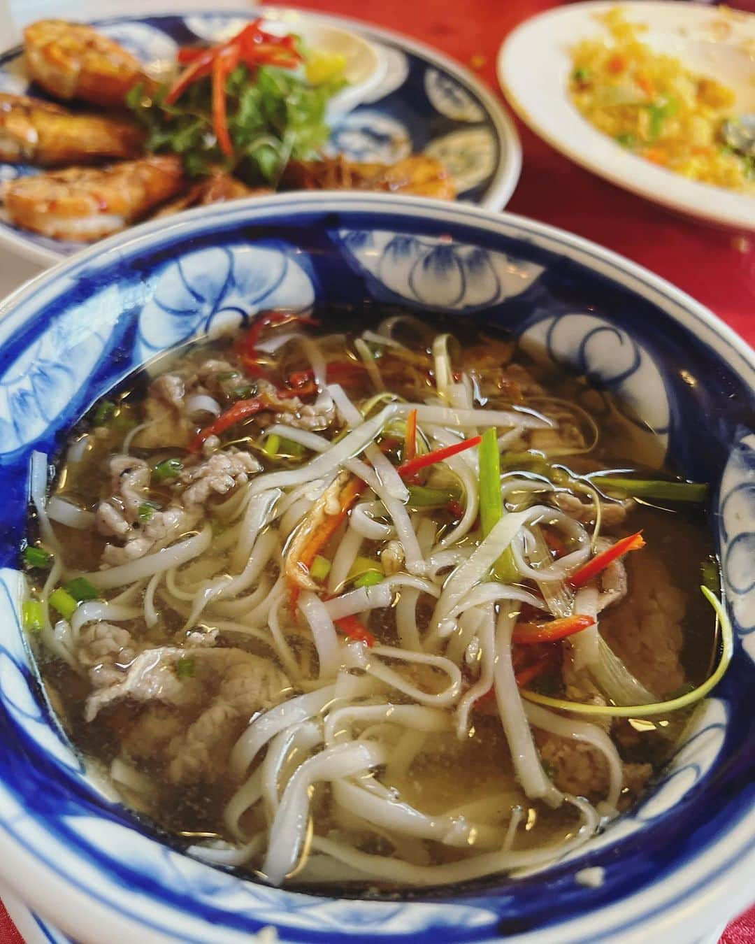 内田恭子さんのインスタグラム写真 - (内田恭子Instagram)「Vietnam Da Nang.  ベトナム料理はハーブ、野菜がいっぱいで味付けもあっさり、とてもヘルシー。ホワイトローズに、フォー。暑くて湿度が高い気候によく冷えたTiger beerが合うこと！  #ベトナムグルメ  #ホワイトローズ #フォー  #gourmet  #vietnam #内田恭子  #kyokouchida」9月5日 18時21分 - kyoko.uchida.official