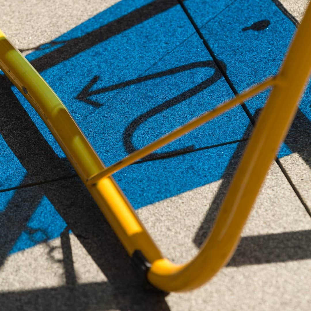 パワーハウスミュージアムのインスタグラム：「Kate Goodwin and Qianyi Lim curate a series of workshops and tours as part of Sydney Design Week 2023 at Parramatta’s new civic hub @PHIVE, exploring how communities and creative practitioners have shaped the design scene in Western Sydney.   Saturday, 16 September   PHIVE, Parramatta   Book now - Link in bio.   #SydneyDesignWeek2023  Media Partner: @architecture_au     Featured:   Building Communities Symposium  Architecture Amplified: Building Communities curated by @goodwin_kate with Qianyi Lim   PHIVE Building One Year On Tour lead by Architects @thierrylacoste  and @richard.does    PHIVE Alive performant by Artist @crespalita    Ripple Effects - Parramatta Walking Tour lead by Artist and Designer @abdullahmisyed   📸 1. Slippery Directions by Nadia Odlum 2. & 4. PHIVE by Brett Boardman 3. Cynthia Florek by Vanessa Swedérus」