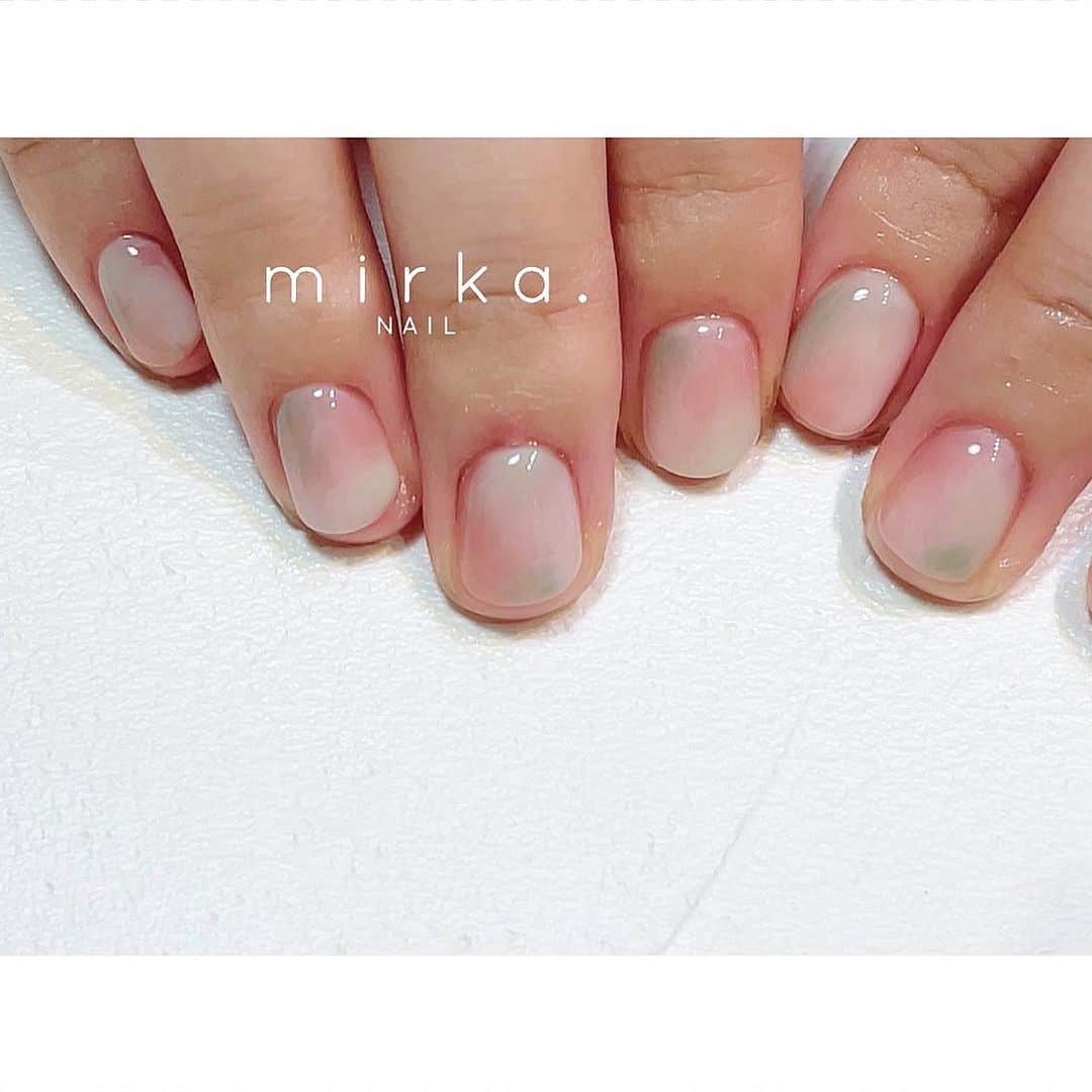 mirka. NAIL(ミルカネイル)のインスタグラム：「⁡ ⁡ ⁡ pink × green 𓅱 ⁡ ⁡ ⁡ 色のイメージ画像をお持ちいただきました！ ⁡ ………………………………………………………… ⁡ ご予約、お問い合わせは LINE ID⇒ @mirka.nail (@含む)まで。 ⁡ ご新規様はハイライトの「ご案内」と「ご予約方法」を必ずお読みいただいてからご予約くださいますようお願いいたします。 空き状況や詳細はLINEの投稿からご確認ください。 ⁡ ⁡ ⁡ ⁡ #mirkanail#nails#nail#nailart#naildesign #ショートネイル#ネイルアート#ネイルデザイン#ネイル#大人ネイル#シンプルネイル#オフィスネイル#ニュアンスネイル#ナチュラルネイル#カジュアルネイル#ショートネイルデザイン#美甲#秋ネイル#秋ネイル2023 #プライベートサロン#プライベートネイルサロン#東京ネイルサロン#東京ネイル#江東区ネイルサロン#森下#清澄白河 ⁡」