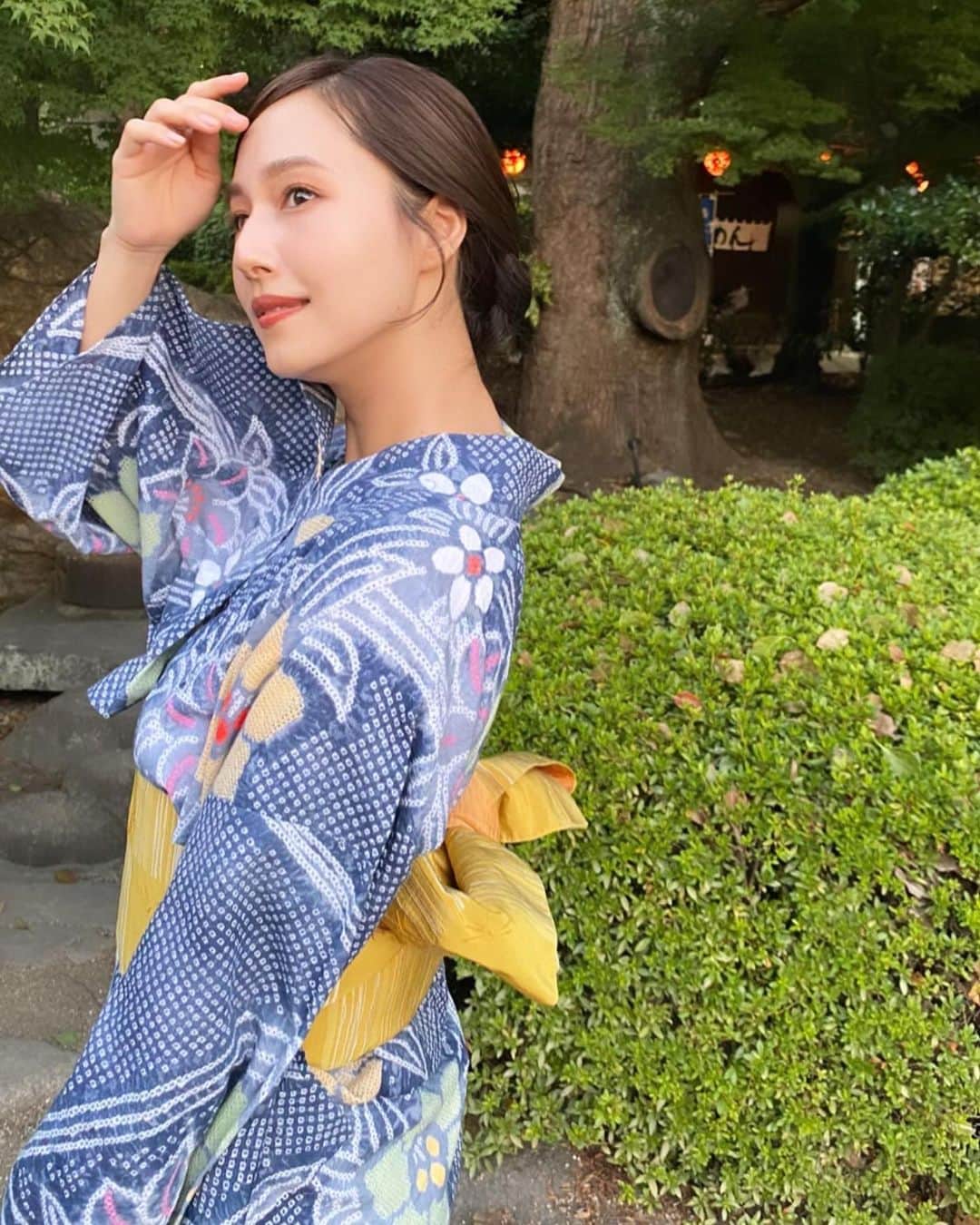 石川理咲子のインスタグラム：「遅くなってしまいましたが…🥺 浴衣メイクの詳細です🤍（3枚目に動画載せています） アイシャドウは　@snidelbeauty  テイラードカラーアイズ01 trench beige どんなタイプの人にも似合う万能カラー🤍 一見ナチュラルな発色なのですが 瞼に重ねていくと陰影が出て 自然に目が大きく見えます👏 粉質がとっても良くて、 瞼にピタッと密着するところもお気に入り✨ チークは @mimc_natural  ミネラルスティックチーク02 ゴールドパールの入ったベージュチークで ハイライトなしで、艶々のほっぺに☺️ リップは　@chanel.beauty  ルージュアリュールリクイド75 透け感のあるブラウンレッドで、 色気のあるおしゃれカラーだと思っています🥹❤️ #snidelbeauty #mimc #chanelbeauty」