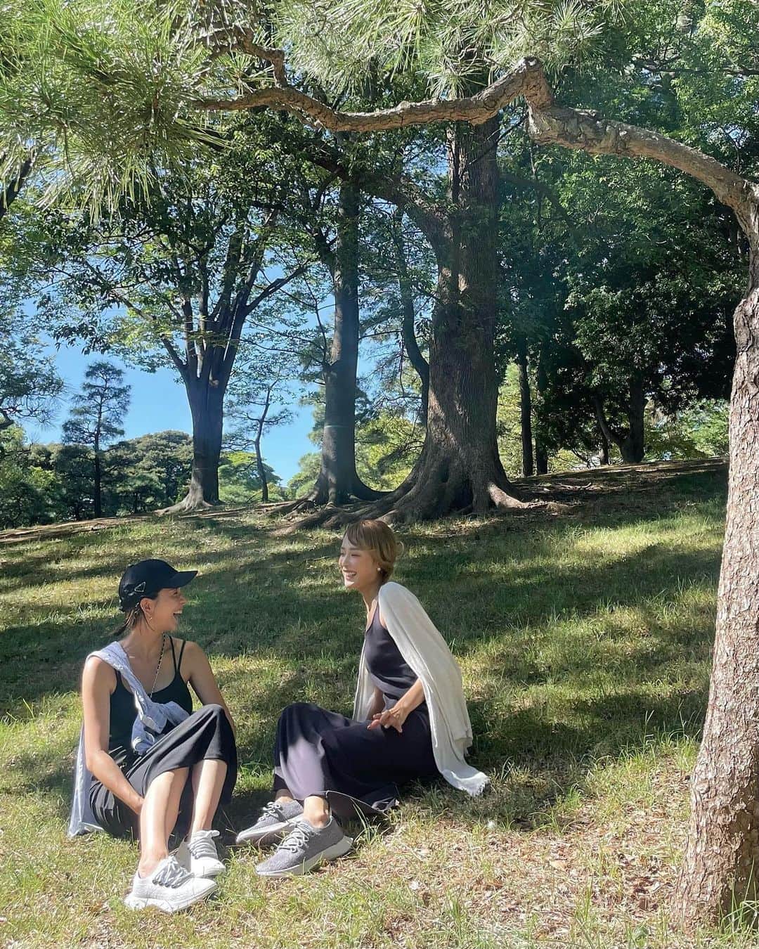 RiRiのインスタグラム：「ソウルメイトの大親友と #おそろバーズ 🌏🫶🌿  @allbirdsjapan  オールバーズは、 気候変動や環境負荷の核となる 「カーボンフットプリント（温室効果ガス）」を 可能な限り抑え、ファッションを通して 新たなライフスタイルを 地球に優しい方法で提供している サンフランシスコから生まれた ライフスタイルブランドで、 日本では原宿、丸の内、大阪 オンラインストアで販売しているよ✨  競争よりも「共創」の取り組みが素敵🥹  少しずつ、地球にも、人にも 優しい世界になってきている世の中が とても嬉しい気持ち☺️🌱  愛する大親友と、出産間近で撮れた写真は、 一生の思い出。。。🤍  #オールバーズ #おそろバーズ」