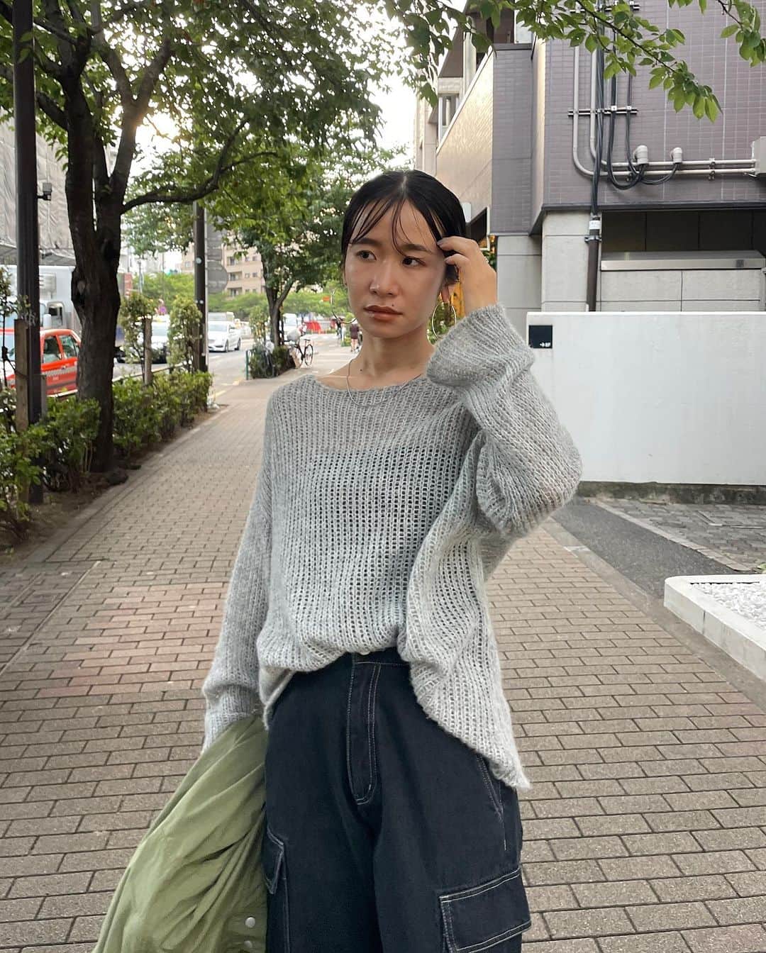 Ungrid staff snapのインスタグラム：「インナーを変えれば長い季節楽しめる着心地抜群のニット🧚🏼‍♀️  @aki_ishikuro_ 166cm @anna_yoshimoto_  164cm  #透かし編みルーズニット ライトグレー/ピンク/オレンジ/ブルー/パープル ¥9,900(tax in)  ゆるっとしたサイズ感ですが、透かし編みなのでとっても軽く着心地のいい一着。 タンクトップやロンT、ハイネックなど着回しもできて長い季節楽しむことができます😊  ーーーーーーーーーーーーーーーーーーーーーーーーーーーー ☑︎商品詳細は製品タグ or TOPページURLよりチェック   » @Ungrid_staffsnap  #Ungrid #ungrid_official #ungridコーデ #アングリッド #カジュアル #カジュアルコーデ #カジュアルスタイル #シンプル #シンプルコーデ #シンプルスタイル #ニット #ゆるニット #透け感」
