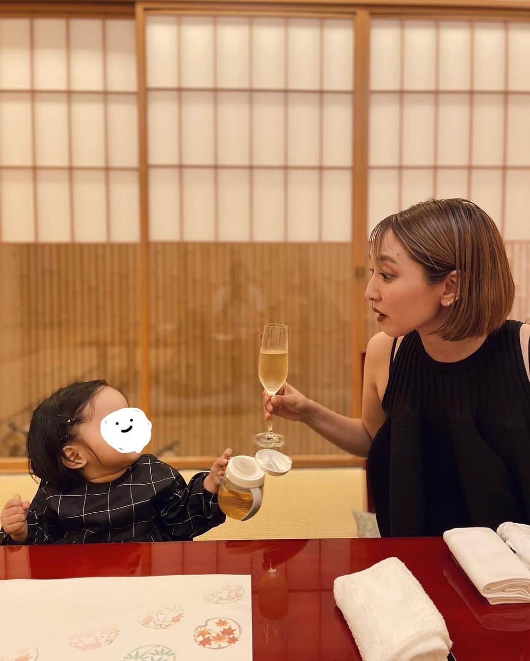 かんだまのインスタグラム：「ほやほや1歳児の特技、乾杯🍻😂」