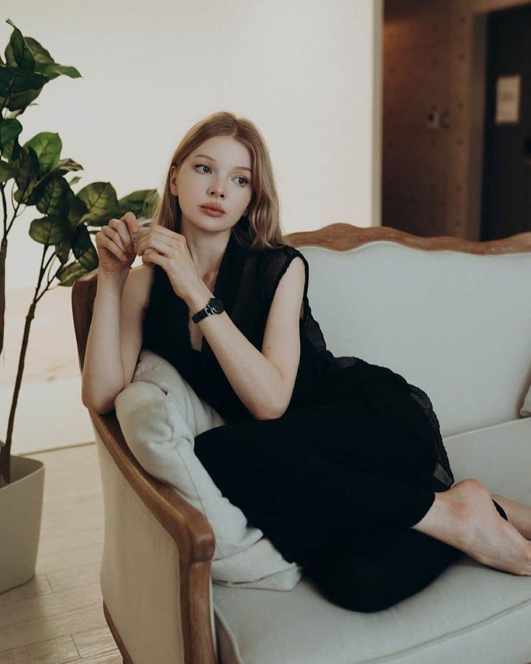 リリ・ヨハンソンのインスタグラム：「Surgery update. ⁣⁣ ⁣⁣ I had a consultation with the surgeon in Switzerland who does minimally invasive exploratory surgery. He is willing to operate on me to try and find my leak, and gave me a surgery date at the end of October. ⁣⁣ ⁣⁣ Unfortunately I don’t have the funds to cover the cost of surgery which is around 41k CHF, or 46k usd (although thanks to your generous donations I have enough for flight there, hiring medical staff, ambulance, accommodations etc) so I don’t think I can keep the date. ⁣⁣ ⁣⁣ The fundraiser is the only thing that can help get me to surgery. But I cannot do this alone…I really need your help. I beg you 😔⁣ ⁣⁣ Besides generous donations, what has generated the most funds so far have been when @tokidokitraveller and @jessicakobeissi decided to share my story on their platforms by a YouTube stream. I think the only way to get my fundraiser to take off in a short period time will be if someone with a large number of followers decide to share my story. ⁣⁣ ⁣⁣ I have desperately reached out to everyone I can but it’s been difficult getting a response 😞 I’m wondering if you could possibly help me reach out to influential people who may be willing to help. ⁣⁣ ⁣⁣ I deeply appreciate your understanding, compassion, and support during this horrific time. Despite the severe pain and depression, I know that I must continue to push forward and share my story, as the fundraiser is the only thing that can change the outcome of my life.⁣⁣ ⁣⁣ Thank you for being there for me. And thanks to those who keep fighting for me, ⁣⁣ and never giving up on me.⁣」