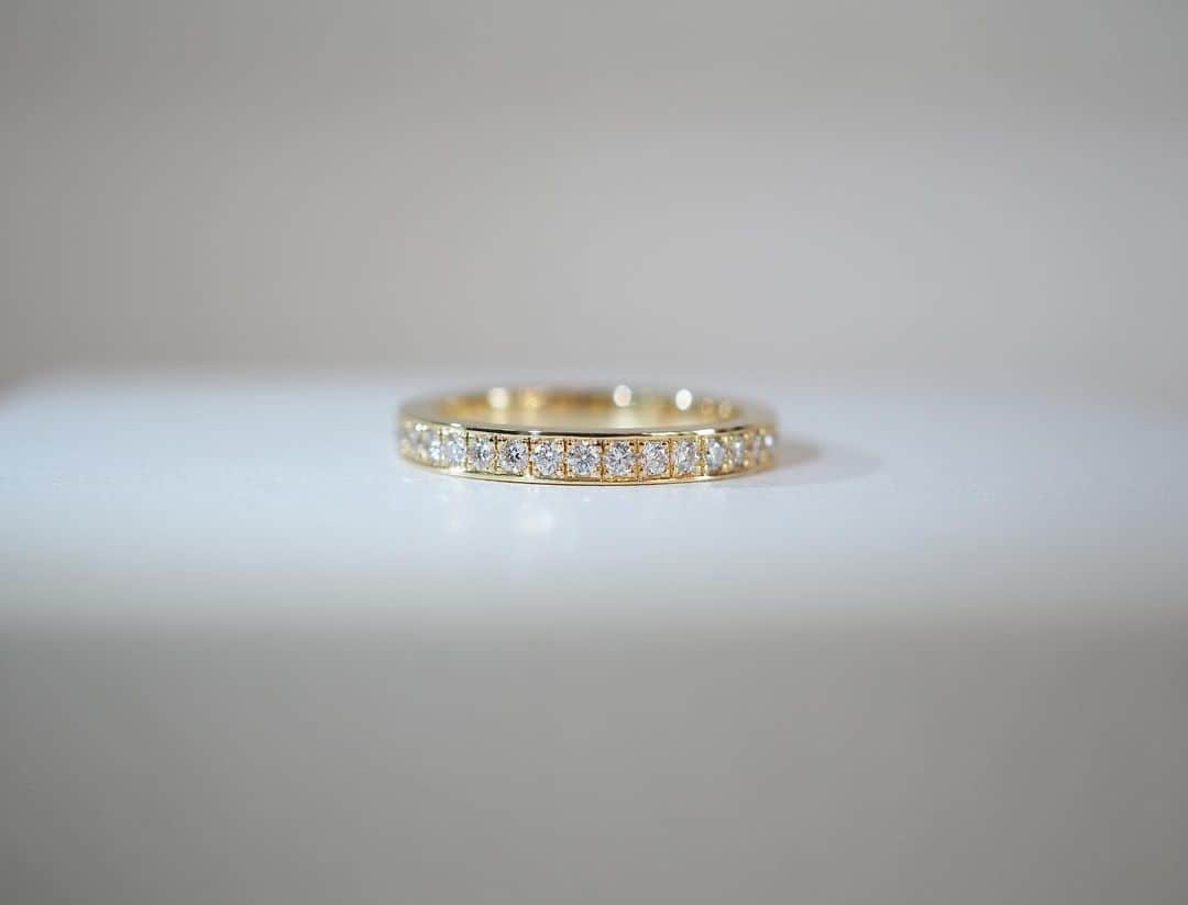 常岡康弘のインスタグラム：「K18YG / half eternity ring  ダイヤモンドを入れたハーフエタニティリングのオーダー。 シンプルで豪華、存在感のあるリングに仕上がってます。 お持ちのリングと重ねづけにも最適💍  【期間限定ショップ】 9月13日(水)〜9月19日(火) 伊勢丹 立川店 2階アクセサリー売場 10:00-19:30  #tsuneokajewelry#ダイヤモンドリング#エタニティリング#ポップアップストア」