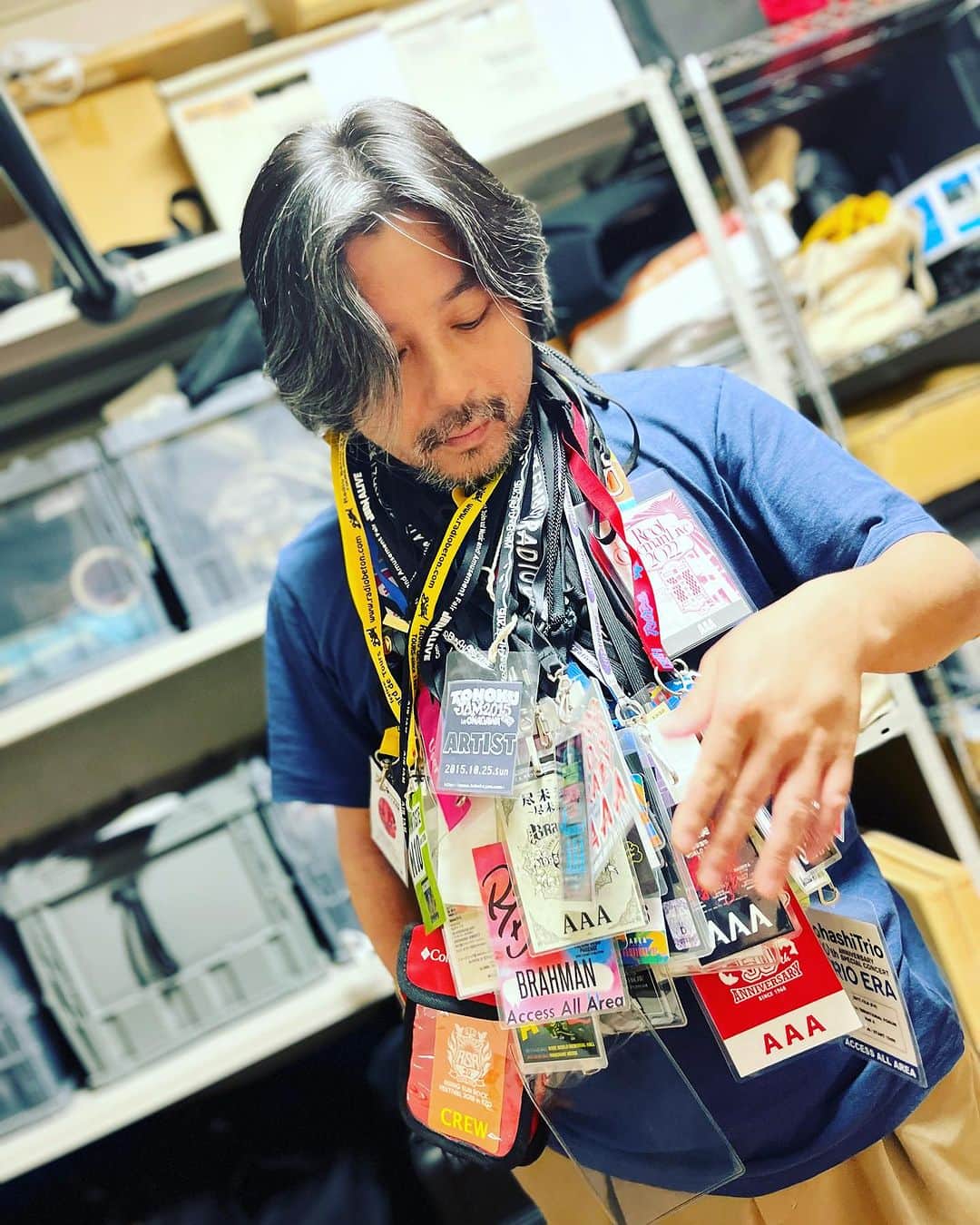 三吉ツカサのインスタグラム：「Showcase Managementからお知らせでーす！ チャンス！  【アシスタント募集】 現在ショーケースではアシスタントを募集しております！  ご興味ある方は是非！  たくさんのご応募お待ちしております！  ◾️募集要項◾️  ・本気でカメラマンを目指している方 ・やる気のある方 ・健康な方 ・車の免許を持っている方 ・年齢、性別は問いません  未経験でも構いません。  何より明るく元気で人一倍根性と体力のある方を募集いたします。  業務内容は多岐に渡ります。 一見撮影と直接関係ない業務なども発生します。 毎日出勤するような雇用の形ではないですがフットワークが軽く、柔軟に対応頂ける方を求めています  ご応募いただける方は下記の資料を、contact@showcasepictures.com 宛に 題名『アシスタント係』でメールしてください。 ・名前 ・連絡先 ・住所 ・年齢 ・性別 ・簡単な経歴 ・現在の勤務先 ・自分の顔写真 書類審査を通った方のみこちらからご連絡致します。 不採用の場合こちらから連絡は致しません。あらかじめご了承ください。 応募期限は特に設けませんが採用が決定し次第募集を終了致します。   #カメラマンアシスタント募集  #ライブカメラマンアシスタント募集」