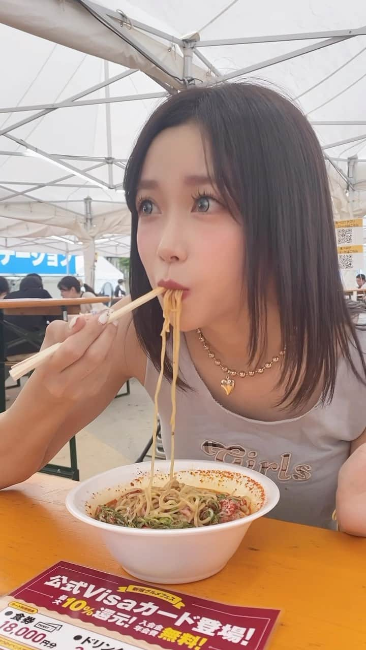 水嶋ひかるのインスタグラム：「姫ちゃんが唐辛子をセレクトした🌶百年本舗さんの激辛ラーメンはしっかり旨辛フェスにあった旨辛🧨でしたー🤍柳さん姫ちゃんさすがです😍！ . #刺激と旨辛fes #旨辛グルメ #激辛 #百年本舗」