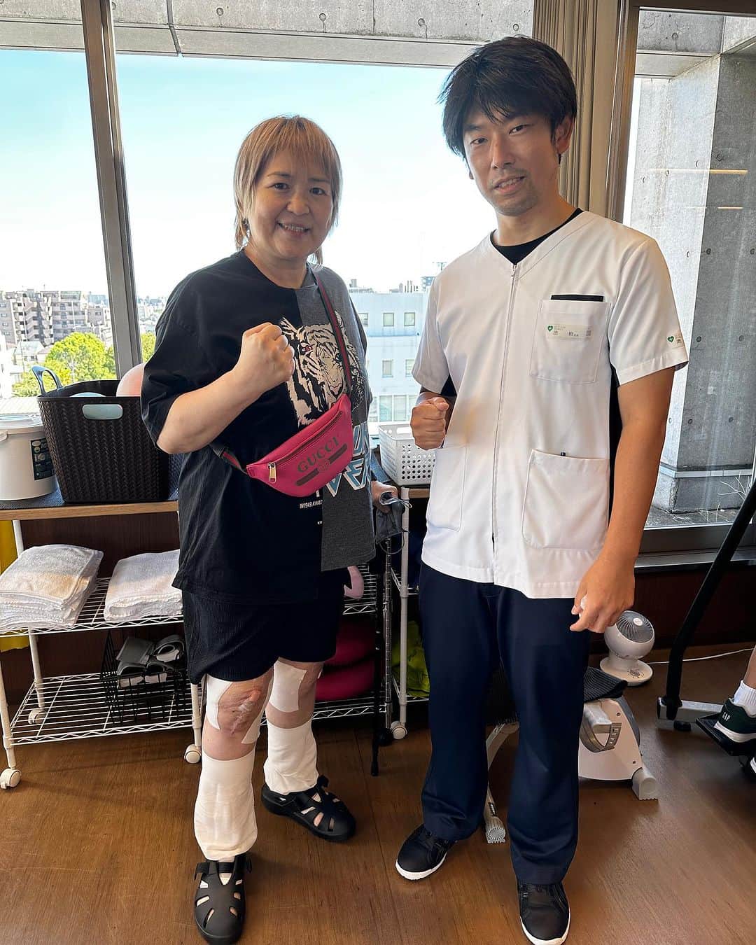堀田祐美子のインスタグラム：「退院後、初めてのリハビリに行ってきました。  私の担当の理学療法士の先生。  プロレス好きだから話しが早い！！  熱心にリハビリをしてくれたお陰で膝が伸びてます！！  復帰したら試合を観に来てもらう約束を！！  いつ復帰出来るかわからないけど、リングに戻れる日まで、リハビリ、トレーニングに励みたいと思います。  @yumiko_hotta  @t_hearts2020  #堀田祐美子 #yumikohotta  #prowrestling  #プロレス #womansprowrestling  #女子プロレス  #hearts82 #thearts  #リハビリ #医学療法士」