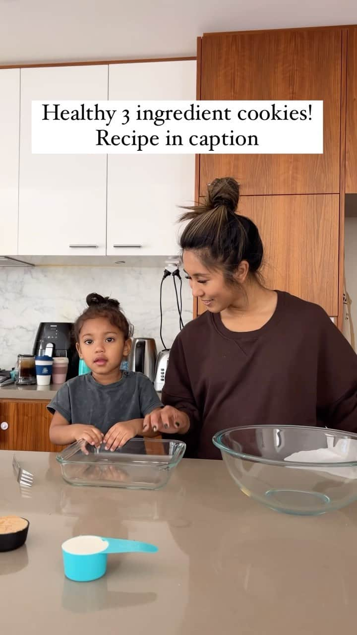 シェネルのインスタグラム：「This child of mine hahhaha…  She’s so funny and I love doing these activities with her..  my favorite part was her need to take a break and shake her little booty with her fave toy dog lol   Here’s the easy simple recipe I got from @joey_wellness for those who wants a quick healthy and fun cookie session with their toddlers.   Mix by hand or blender  3 bananas  1/4 of any nut or seed butter  1-2 Tbsp cocoa   Bake at 180 degrees for 15 mins   Should we do a baking series with Tosha?!」