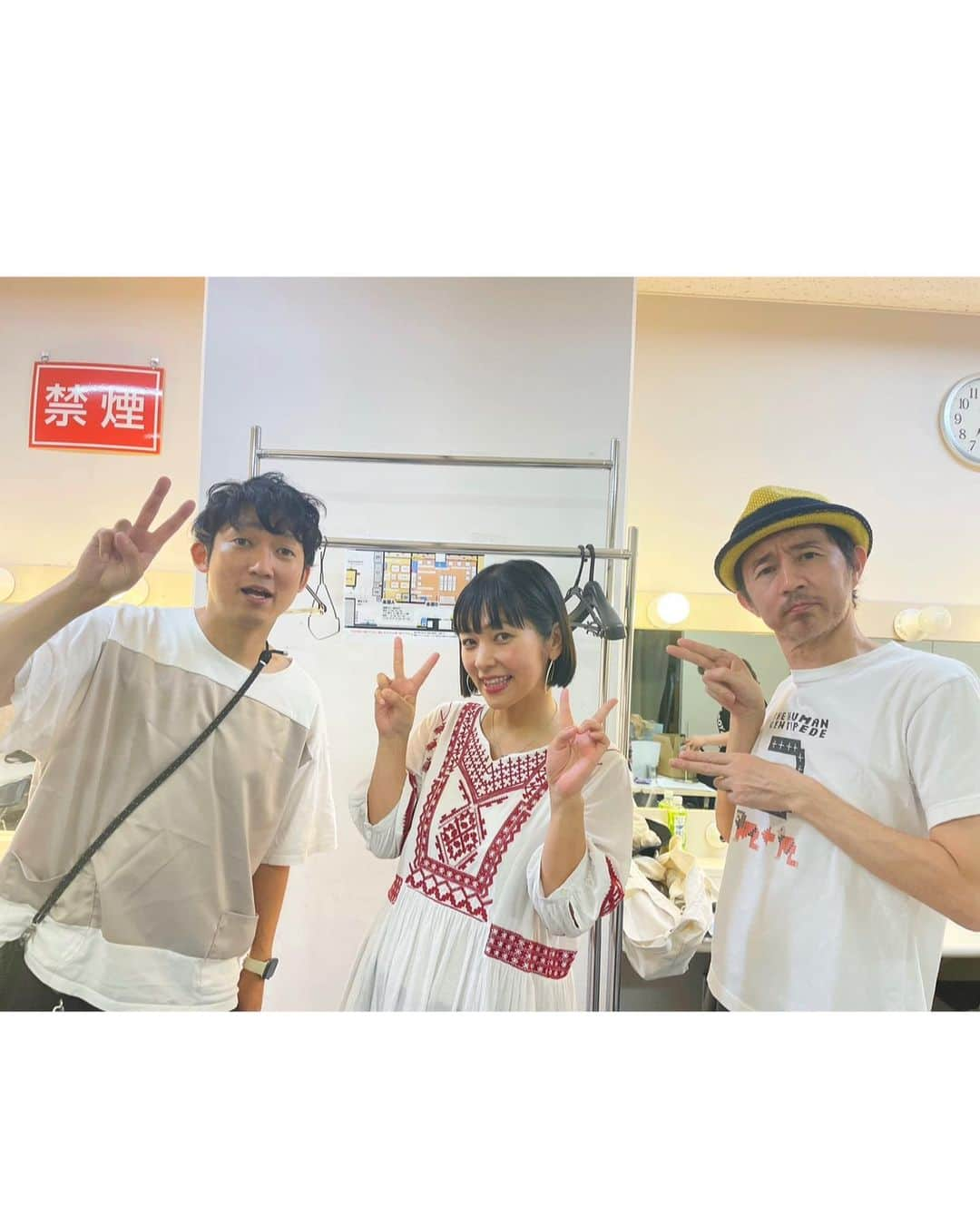 近藤夏子さんのインスタグラム写真 - (近藤夏子Instagram)「アイドルみたいじゃない？😏✨  というおふざけ発言はこれくらいにしておいてw ヘッドセットを人生で初めてつけてのぞんだ、舞台、 #デザイアーズマンション 🎬 本当にスーパー楽しかったです💗 演じるお仕事はそんな経験ないんだけど、やる度に楽しさが増す🥰 自分じゃない人間ってとしておもっきり涙流したり、叫んだりするの、快感💗w  この舞台に誘ってくださった、お〜い久馬さん！NONSTYLE石田さん！本当にありがとうございました😊 お2人とはなんやかんやで可愛がってもらってて感謝しかない✨そして、会う度に尊敬度がマシマシの増しです🫶 守谷日和さんにおはる(マネージャーちゃん)の子どもが釘付けになったり、その子どもを私の子どもだと九条ジョーさんが打ち上げまで勘違いしていたり。と、本当終始最高な空気感の現場でした😘  そして、NMB48のこじかちゃん @nmb_kojima_48 としおりちゃん @mizutashiorin 💕 ほんっっっっとうに最高でした🩷 楽屋が同部屋でさ、もうさ、本当にさ、ずーーーーーっとしゃべってたよね😘(私がw) めっちゃ可愛くていい子で素直で頭も良くて、、愛おしすぎるぜ😎  舞台は毎回アドリブの鬼で、ついていくのにも、笑い堪えるのにも必死でした👹が、本当に楽しくて素晴らしい作品に参加できて幸せでした❣️ またチャンスがあったら演じるお仕事もやりたいなぁ🎵  アイドルちゃん達が良くやっている"耳掛け"というヘアーをやらせてもらった3日間、夢のようでした💖w 来てくださった皆様、本当にありがとうございました😊 #舞台 #近鉄アート館 #久馬君と石田君の演」9月5日 18時27分 - kondonatsuko