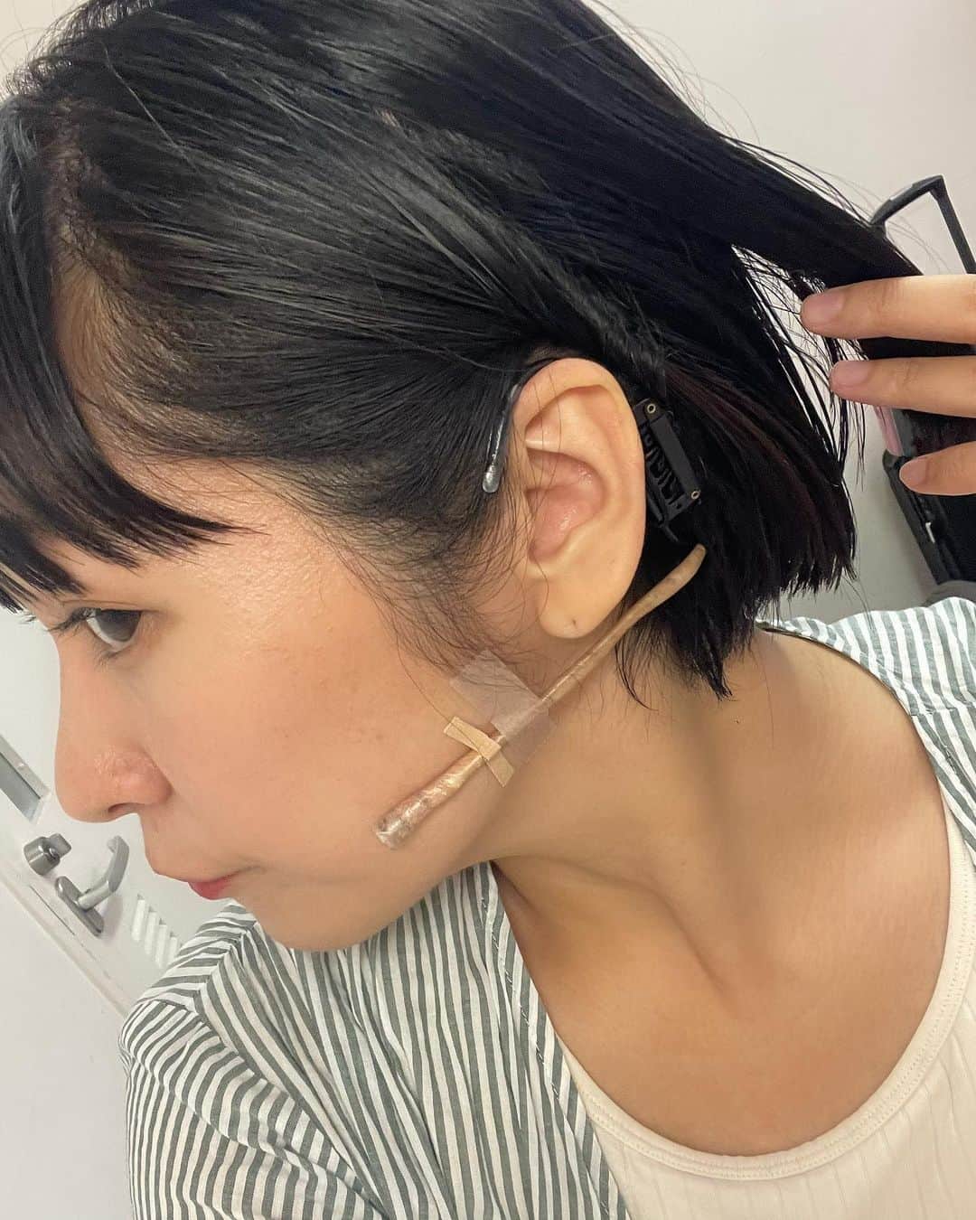 のインスタグラム：「アイドルみたいじゃない？😏✨  というおふざけ発言はこれくらいにしておいてw ヘッドセットを人生で初めてつけてのぞんだ、舞台、 #デザイアーズマンション 🎬 本当にスーパー楽しかったです💗 演じるお仕事はそんな経験ないんだけど、やる度に楽しさが増す🥰 自分じゃない人間ってとしておもっきり涙流したり、叫んだりするの、快感💗w  この舞台に誘ってくださった、お〜い久馬さん！NONSTYLE石田さん！本当にありがとうございました😊 お2人とはなんやかんやで可愛がってもらってて感謝しかない✨そして、会う度に尊敬度がマシマシの増しです🫶 守谷日和さんにおはる(マネージャーちゃん)の子どもが釘付けになったり、その子どもを私の子どもだと九条ジョーさんが打ち上げまで勘違いしていたり。と、本当終始最高な空気感の現場でした😘  そして、NMB48のこじかちゃん @nmb_kojima_48 としおりちゃん @mizutashiorin 💕 ほんっっっっとうに最高でした🩷 楽屋が同部屋でさ、もうさ、本当にさ、ずーーーーーっとしゃべってたよね😘(私がw) めっちゃ可愛くていい子で素直で頭も良くて、、愛おしすぎるぜ😎  舞台は毎回アドリブの鬼で、ついていくのにも、笑い堪えるのにも必死でした👹が、本当に楽しくて素晴らしい作品に参加できて幸せでした❣️ またチャンスがあったら演じるお仕事もやりたいなぁ🎵  アイドルちゃん達が良くやっている"耳掛け"というヘアーをやらせてもらった3日間、夢のようでした💖w 来てくださった皆様、本当にありがとうございました😊 #舞台 #近鉄アート館 #久馬君と石田君の演」