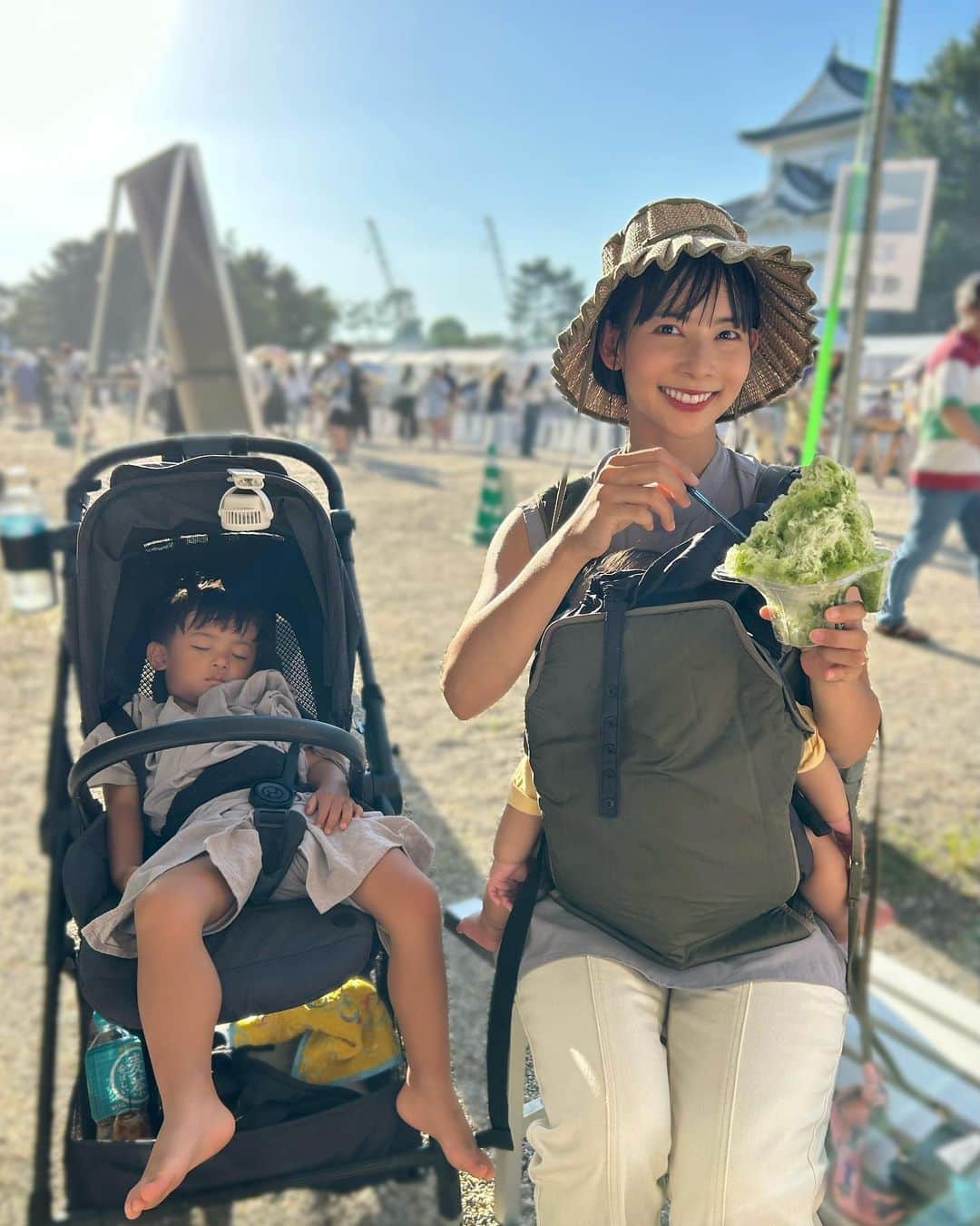 阪本智子のインスタグラム：「🍧♡  夏祭り🎐  3枚目 水鉄砲じかでいってる 7枚目 鼻高くしてる？ 8枚目 愛情たっぷりね 9枚目 めっちゃ飛んでる  楽しい写真が撮れました笑  #夏祭り #2歳差兄弟 #2歳差育児 #兄弟ママ #阪本智子」