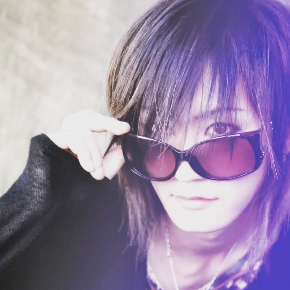 浅葉智のインスタグラム：「“Purple”  #photoshoot #model #guitarist #musician #sunglasses #jrock #makeup」