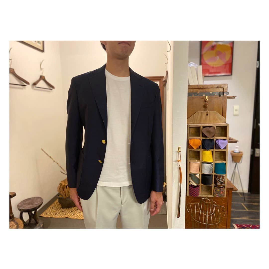 life_style_orderさんのインスタグラム写真 - (life_style_orderInstagram)「< navy × blazer >  定番シングル段返り3つボタンのネイビーブレザー。  ビジネスにもカジュアルにも使える紺ブレもオーダーメイドで承ります。  小物はオンラインショップにて📱 LSOMARKET >>> https://shop.lifestyleorder.com  ------------------------- 11:00-19:00 月曜・木曜定休日 完全予 ※HPのコンタクトフォームよりお願いします -----------------------------------------  #lifestyleorder #ライフスタイルオーダー #ウェディングスーツ #成人式スーツ #プレ花嫁 #新郎衣装 #タキシード #フォトウェディング #ウェディングフォト #オーダータキシード #2023秋婚 #2023冬婚 #2024春婚 #スーツスタイル #ジャケットスタイル #コートスタイル #オーダースーツ白金台 #紺ブレ #ブレザー #ネイビーブレザー #アメトラ #プレッピー」9月5日 18時38分 - life_style_order