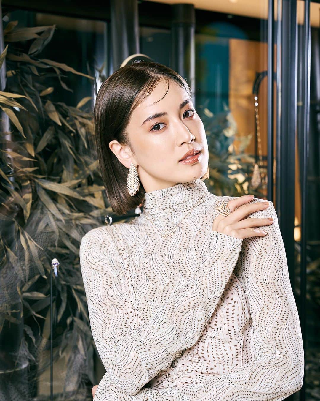 藤井夏恋のインスタグラム：「「ブシュロン銀座本店」が、2023年9月8日(金)に銀座・中央通りにグランドオープンするということで、ひと足早くお邪魔させていただきました！🐈‍⬛ パリ・ヴァンドーム広場の本店に次ぐ世界最大規模の旗艦店は、メゾンが創業時から大切にしている自然をテーマにした4フロアから構成されていました！🌿 フランスの建築要素を取り入れ、自然を随所に感じられるデザインが印象的で、まるで美術館にいるようなワクワク感がありました。✨✨  皆様も是非訪れてみてください🩵💍  #BoucheronGinza #Boucheron #ブシュロン @Boucheron」