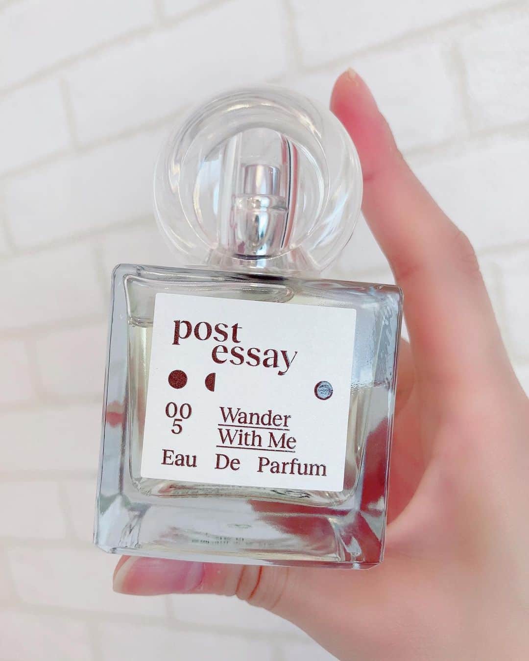 春奈芽衣さんのインスタグラム写真 - (春奈芽衣Instagram)「韓国で一番人気コスメブランドTIRTIR様から新しく発売されるブランド「POST ESSAY」の香水をいただきました✨  6〜8時間の長い持続時間と深く残る香りが特徴💜実際に使っててみると、少量でもほんのり香りが持続しました☺️  甘くなくてスッキリとした植物のような香りなので、性別関係なく使えると思いました✨ 今年後半期トレンド入りの予感🤭💎  韓国コスメが好きな方にも、持続力のある香水を探している方にもおすすめです❣️  #PR #TIRTIR #POSTESSAY #ポストエッセイ #フローラルムスク #香水 #プレゼント #perfume  #japanesegirl  #cosme  #lingerie  #lingeriemodel」9月5日 18時36分 - harunamei_