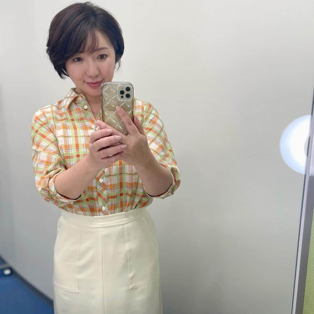 角田華子のインスタグラム：「先週の #福岡ニュースファイルcube  #衣装は #DAKS #チェックブラウス  でした  #少しですが #暑さが落ち着いてきています  #今週も是非ご覧ください」