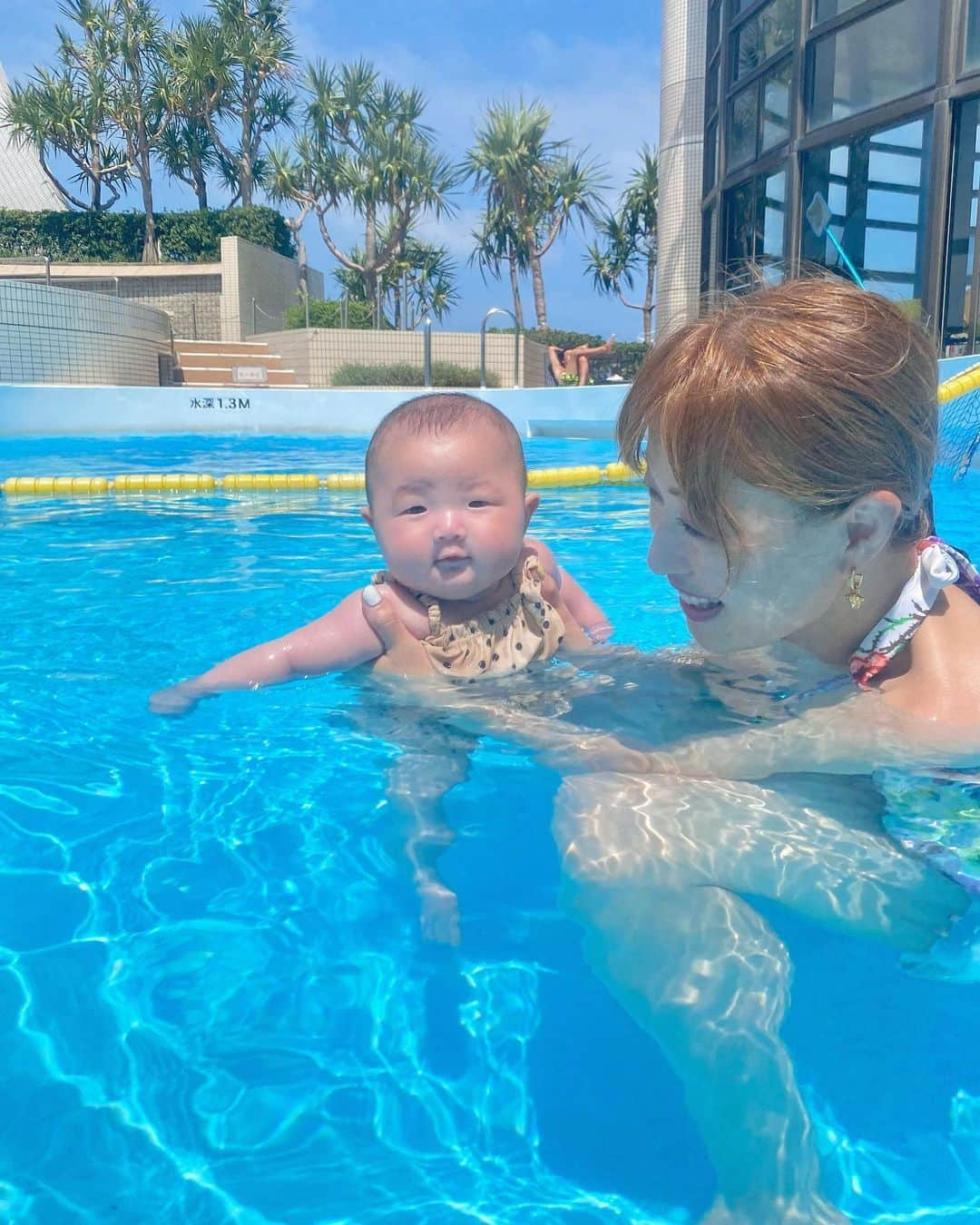 夕霧らいのインスタグラム：「沖縄で家族3人で初めてのプール🏊‍♀️👶 屋外はチャプチャプ程度で、屋内プールを少しだけ🤏 このプール楽しんでいて、らい美ちゃん「まんざらでもないなぁ」の表情☺️ by 『舞姫』丹波くん  夫は、実は犬かきしか泳げないカナヅチさんでした🔨 ところが娘が産まれて、もし娘が溺れるような事があれば、助けられる様にと、プールに通い続け今では海でも泳げる位になりました🏖️ 「父になる」ってこういう事も言うのだなぁと感じたエピソード😊 2ヶ月前の写真を見ていると、らい美ちゃんの髪の毛も少し増えたことが分かります🤭 でも、まだまだポニーテールまでは程遠い🐎 . It's been two months since then. It's showing a lot of growth. . . #沖縄旅行  #備忘録 #4ヶ月ベビー  #水着女子  #ビキニ女子  #プール付きホテル  #家族旅行  #泳げるようになった  #パパカメラ  #また行こうね」