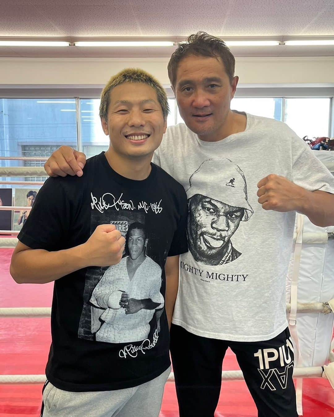 竹原慎二さんのインスタグラム写真 - (竹原慎二Instagram)「樋口武大くんとコラボ まさかのタイソンTシャツかぶったわ　みんなもし買うならどっちのTシャツ選ぶ？ #竹原テレビ #樋口武大  #まさかのかぶり  #マイクタイソン  #tシャツ」9月5日 18時47分 - shinji__takehara