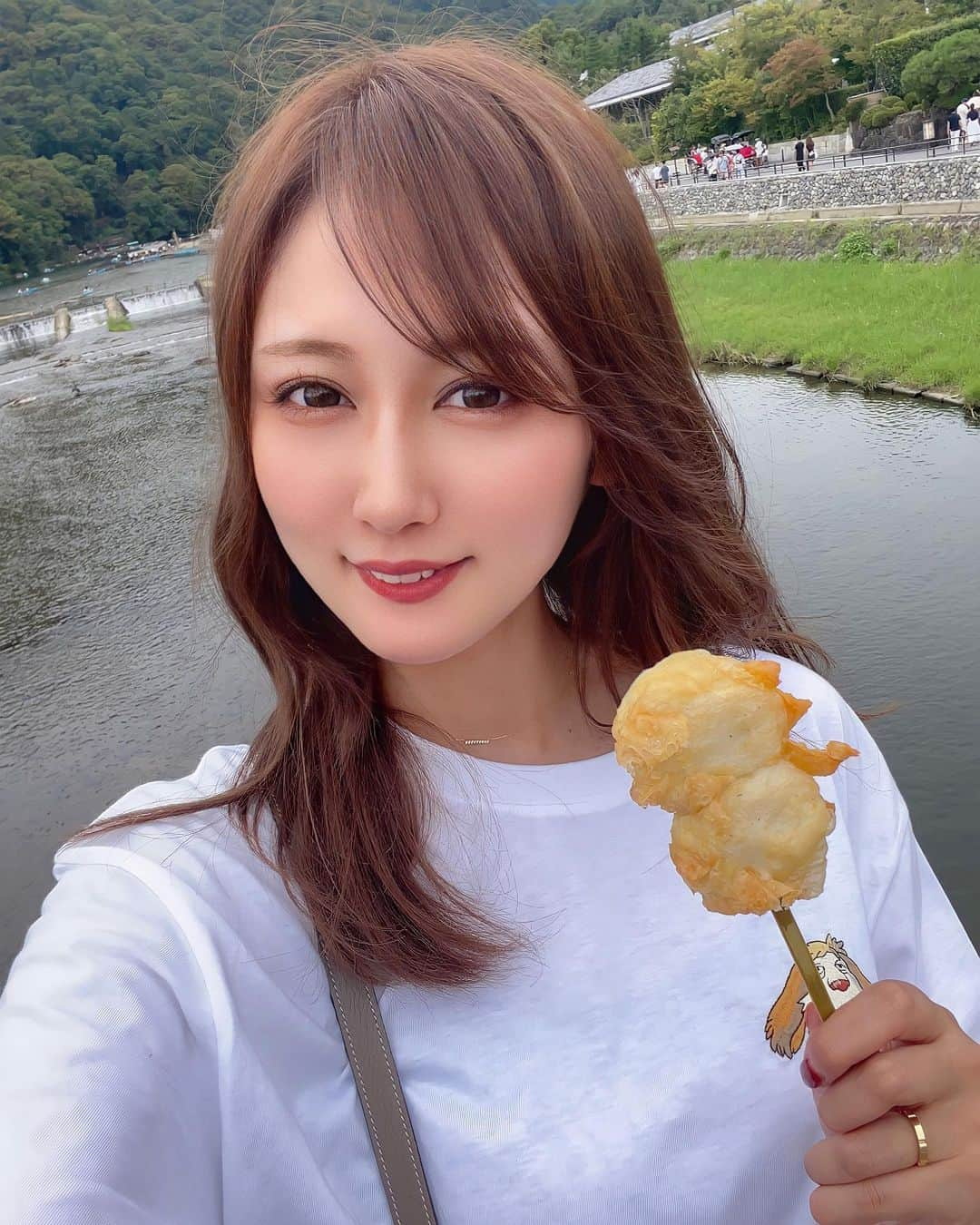 七瀬美月さんのインスタグラム写真 - (七瀬美月Instagram)「京都の桂川🏞 秋は🍁紅葉で春は🌸桜らしいけど何も無い時期に行ったけど涼し気で素敵だった🌳✨️🍃🩵  同じ通りに嵐山食べ歩きロードあって 食べたかった湯葉チーズ発見して嬉しかった♥️ 外側は湯葉パリパリで、中は、ちくわチーズみたいな感じですごいおいしかった✌️😍タコねぎサクレも食べたかった🧑🏾‍🦲お腹いっぱいだったからリベンジしたい💛  (・ⅹ・）ミッフィーベーカリーも行ったけどほぼ売り切れてた🍞🐰サンプルのパンの写真撮って帰った🍞  イクスカフェの写真も載せました🩷🩷茶そばのカルボナーラ、しば漬けのトッピングが変わってて美味しかった🩷  #京都旅行#桂川#食べ歩き #京都食べ歩き#湯葉チーズ #ミッフィーベーカリー #miffy#イクスカフェ #茶そばカルボナーラ #嵐山#嵐山食べ歩き」9月5日 18時47分 - yskwask1114