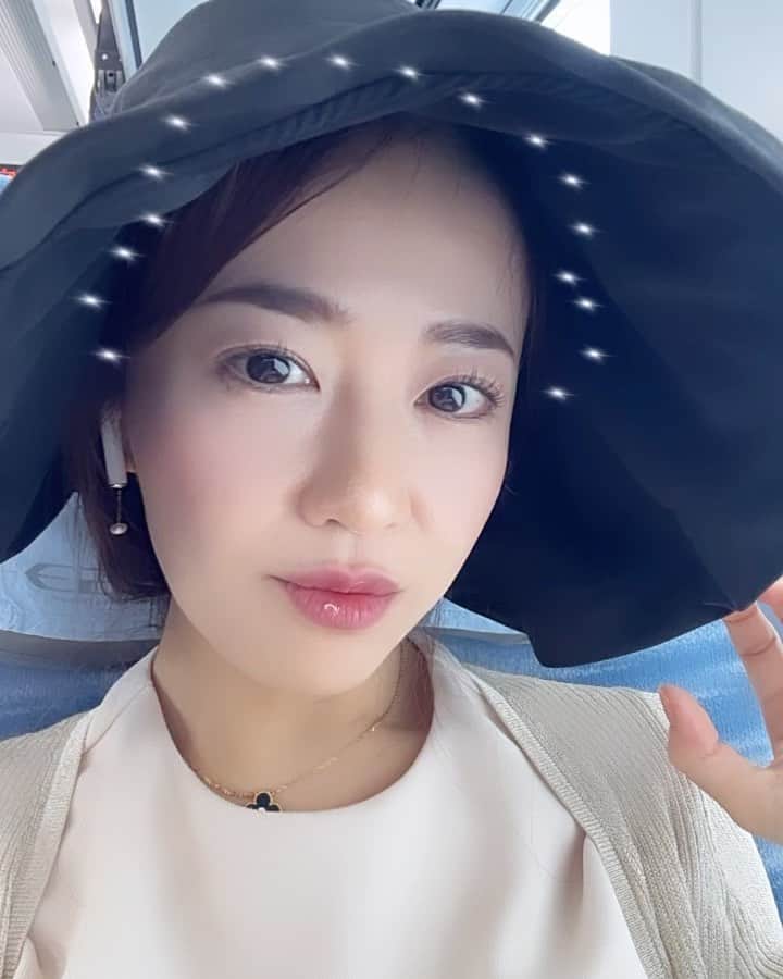 しろまっするのインスタグラム：「・ デカデカハット👒で紫外線対策☀️笑 今年の夏は結構日焼けしてしまった😱⚡️  体はまだいいけど、顔だけはしっかりガードしないと(ง๑⃙⃘˙꒳˙)ง♡  年々紫外線強くなってる気がする、、、  電車でのお供はおこわのお弁当🍱🍚 ビール🍺は我慢しました🤣笑  #サブスクリプション #サブスク #登録ありがとう❤️ #日焼け対策 #紫外線対策 #シミ予防 #美容皮膚科 #美容オタク #しろまっする」