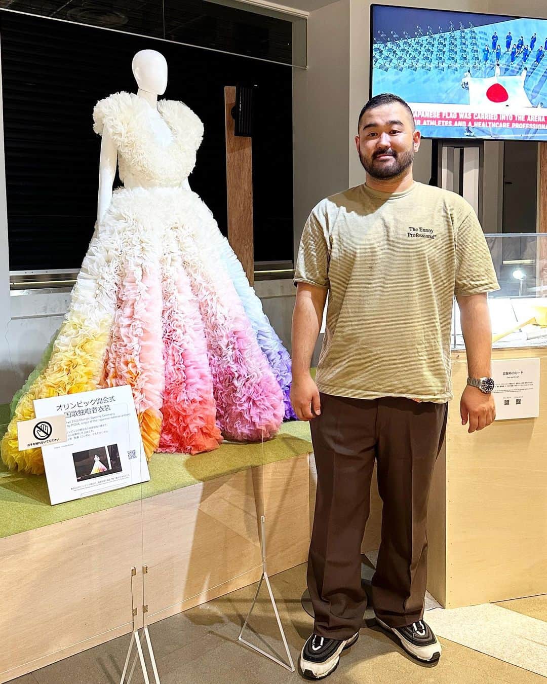 小泉智貴のインスタグラム：「オリンピックの時のドレスが有楽町駅前のSusHi tech squareで11月まで展示されてるよ〜2年ぶりに実物見れた🤍」