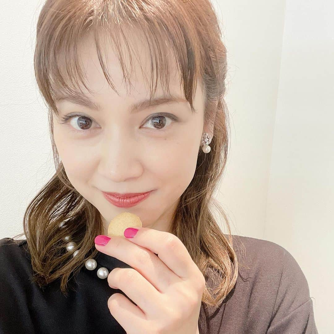 平愛梨さんのインスタグラム写真 - (平愛梨Instagram)「理想のおやつが完成🤗イェーイ)  これまで子供達とおやつタイムする時に感じるおやつの罪悪感🥺  そんな罪悪感をなくす家族みんなで食べられる おやつシリーズを作っちゃいました🤩  不要な添加物や白砂糖は抜いて、それでも美味しくなるように、バンビーノやべベック、べべにもどんな風にしたら食べてもらえるのか、実際に見せながら食べてもらった‼︎  「おいしい!」とグッジョブしながらバクバク食べてるし、私も罪悪感なく「これなら毎回楽しいおやつタイムになる」と確信できておやつタイムがより楽しいものになりました✨  小包装だから持ち運びはもちろん、家族や友達みんなでおやつを楽しむのにぴったり✨  みんなで食べれるように量も結構入ってます😍  全国のコンビニ、スーパー、ドラッグストアなどで 9/4(昨日)から発売してるので、ぜひ、お手にとってみてほしいです😻  #食育企画　#おやつ」9月5日 18時42分 - harikiri_tairi