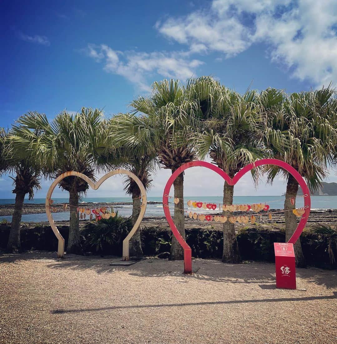 中島静佳さんのインスタグラム写真 - (中島静佳Instagram)「夏の思い出。九州旅、まずは宮崎編。 今回の旅、基本的に地理が大好きな息子が行程を決めて栞まで作ってくれて、私はホテルやご飯を考えただけでした。 フルーツ大好き、中でもマンゴー🥭大好きな息子は宮崎に着くなりまず最初にマンゴーを食べに行きたいと！ということで、宮崎空港でレンタカーを借りて向かったのは宮崎市にあるフルーツ大野さん。 息子はパフェでもなく、マンゴーそのままを満喫していました。私は色んなフルーツを楽しめるパフェ。欲張りな性格が現れますね笑  その後向かったのは、南国の海に佇む青島神社。鬼の洗濯板は約700万年前に出来たとか？！自然の力の凄みを感じました😊 #家族旅行#息子が決めた行程で#九州旅行#宮崎編#フルーツ大野#青島神社」9月5日 18時42分 - shizuka617nakajima