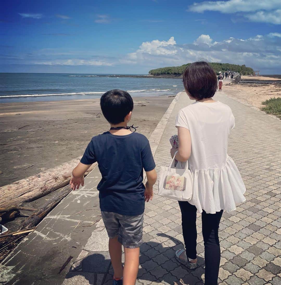 中島静佳さんのインスタグラム写真 - (中島静佳Instagram)「夏の思い出。九州旅、まずは宮崎編。 今回の旅、基本的に地理が大好きな息子が行程を決めて栞まで作ってくれて、私はホテルやご飯を考えただけでした。 フルーツ大好き、中でもマンゴー🥭大好きな息子は宮崎に着くなりまず最初にマンゴーを食べに行きたいと！ということで、宮崎空港でレンタカーを借りて向かったのは宮崎市にあるフルーツ大野さん。 息子はパフェでもなく、マンゴーそのままを満喫していました。私は色んなフルーツを楽しめるパフェ。欲張りな性格が現れますね笑  その後向かったのは、南国の海に佇む青島神社。鬼の洗濯板は約700万年前に出来たとか？！自然の力の凄みを感じました😊 #家族旅行#息子が決めた行程で#九州旅行#宮崎編#フルーツ大野#青島神社」9月5日 18時42分 - shizuka617nakajima