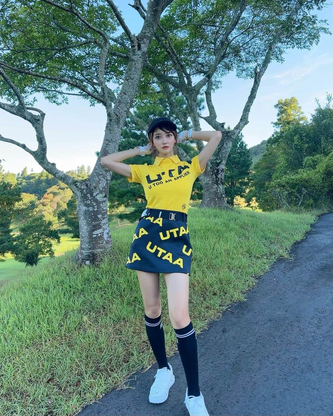 MAYUさんのインスタグラム写真 - (MAYUInstagram)「. 私的かっこいい表情シリーズ😎💛🖤 クールぶって撮ってみたんだけど、伝わる？？😎笑 . . ゴルフ雑誌のALBA見てたら かわいいインスタゴルフ女子がたくさん載ってて 眼福だった〜🥺💕 きなちゃんもしっかり見てたよ🐶🤣（8枚目） みんなももう見た？💖 @alba_golfnews  . . #golf#golfwear#golflife#golfcourse#golfaddict#golfclub#utaagolf #alba#アルバ#アルバインスタ女子#ゴルフ#ゴルフ雑誌#ゴルフ女子#ゴルフウェア#ゴルフコーデ」9月5日 18時42分 - mayu.kina_golf