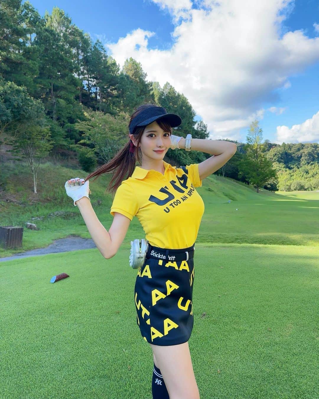 MAYUさんのインスタグラム写真 - (MAYUInstagram)「. 私的かっこいい表情シリーズ😎💛🖤 クールぶって撮ってみたんだけど、伝わる？？😎笑 . . ゴルフ雑誌のALBA見てたら かわいいインスタゴルフ女子がたくさん載ってて 眼福だった〜🥺💕 きなちゃんもしっかり見てたよ🐶🤣（8枚目） みんなももう見た？💖 @alba_golfnews  . . #golf#golfwear#golflife#golfcourse#golfaddict#golfclub#utaagolf #alba#アルバ#アルバインスタ女子#ゴルフ#ゴルフ雑誌#ゴルフ女子#ゴルフウェア#ゴルフコーデ」9月5日 18時42分 - mayu.kina_golf