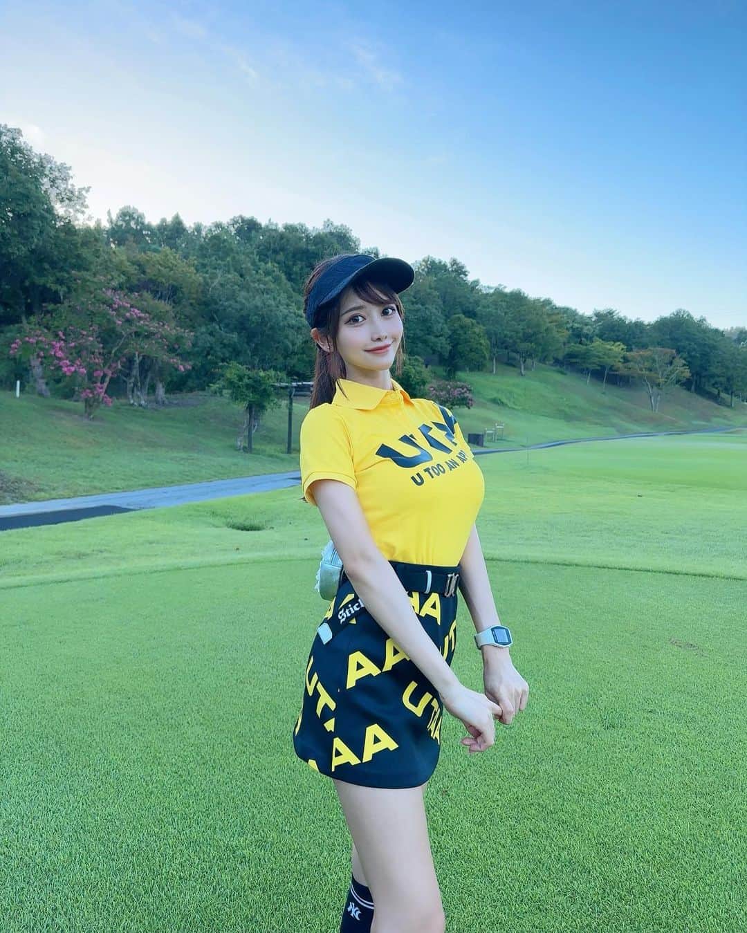 MAYUさんのインスタグラム写真 - (MAYUInstagram)「. 私的かっこいい表情シリーズ😎💛🖤 クールぶって撮ってみたんだけど、伝わる？？😎笑 . . ゴルフ雑誌のALBA見てたら かわいいインスタゴルフ女子がたくさん載ってて 眼福だった〜🥺💕 きなちゃんもしっかり見てたよ🐶🤣（8枚目） みんなももう見た？💖 @alba_golfnews  . . #golf#golfwear#golflife#golfcourse#golfaddict#golfclub#utaagolf #alba#アルバ#アルバインスタ女子#ゴルフ#ゴルフ雑誌#ゴルフ女子#ゴルフウェア#ゴルフコーデ」9月5日 18時42分 - mayu.kina_golf