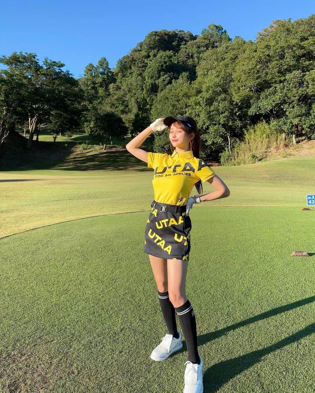 MAYUさんのインスタグラム写真 - (MAYUInstagram)「. 私的かっこいい表情シリーズ😎💛🖤 クールぶって撮ってみたんだけど、伝わる？？😎笑 . . ゴルフ雑誌のALBA見てたら かわいいインスタゴルフ女子がたくさん載ってて 眼福だった〜🥺💕 きなちゃんもしっかり見てたよ🐶🤣（8枚目） みんなももう見た？💖 @alba_golfnews  . . #golf#golfwear#golflife#golfcourse#golfaddict#golfclub#utaagolf #alba#アルバ#アルバインスタ女子#ゴルフ#ゴルフ雑誌#ゴルフ女子#ゴルフウェア#ゴルフコーデ」9月5日 18時42分 - mayu.kina_golf