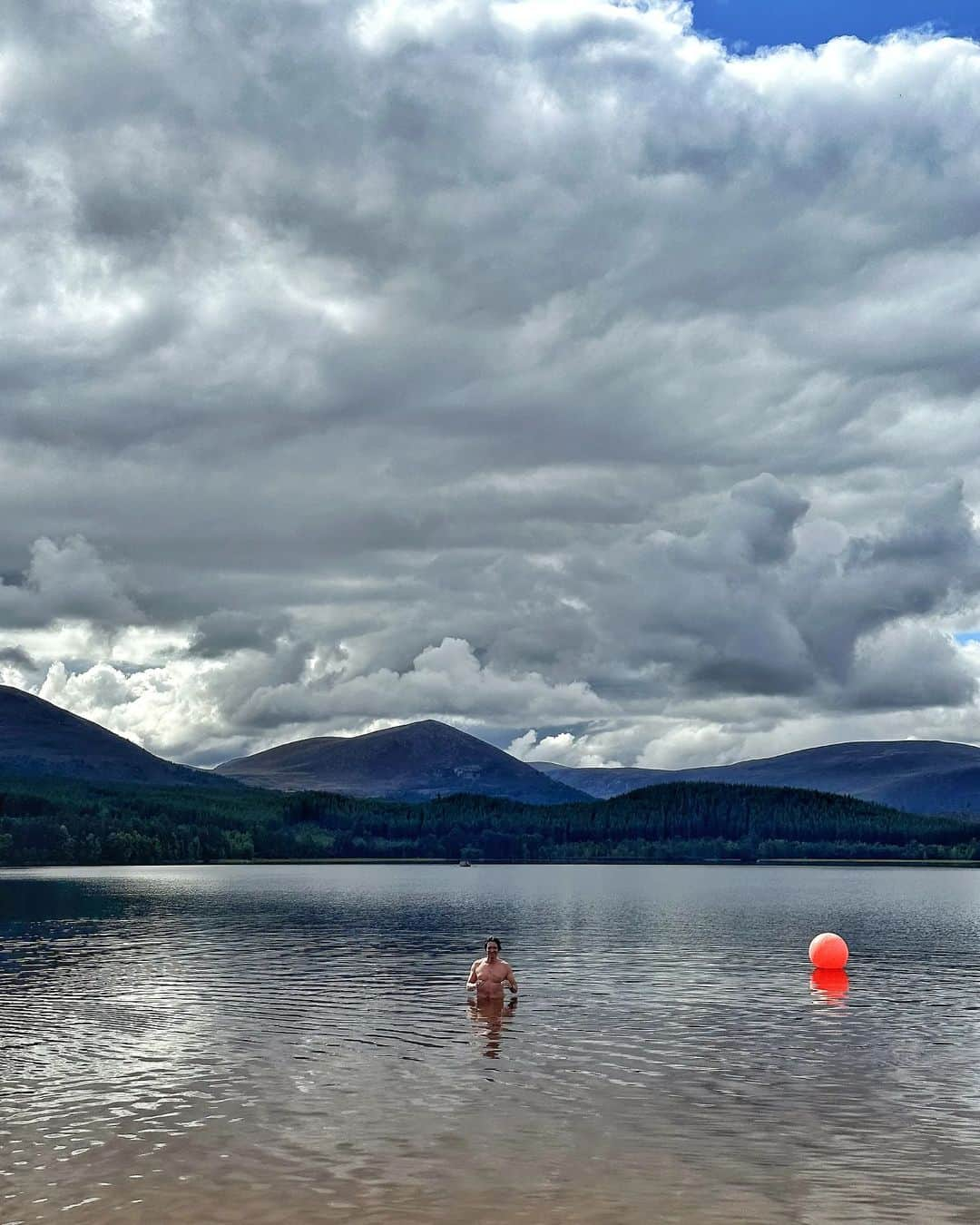 ジェームズ・フェルプスさんのインスタグラム写真 - (ジェームズ・フェルプスInstagram)「Morning dip in the Loch will get the blood pumping #scotland #irnbrugetsyouthrough #hashtaghashtagforthelochofit 🏴󠁧󠁢󠁳󠁣󠁴󠁿🏊‍♂️」9月5日 18時55分 - jamesphelps_pictures