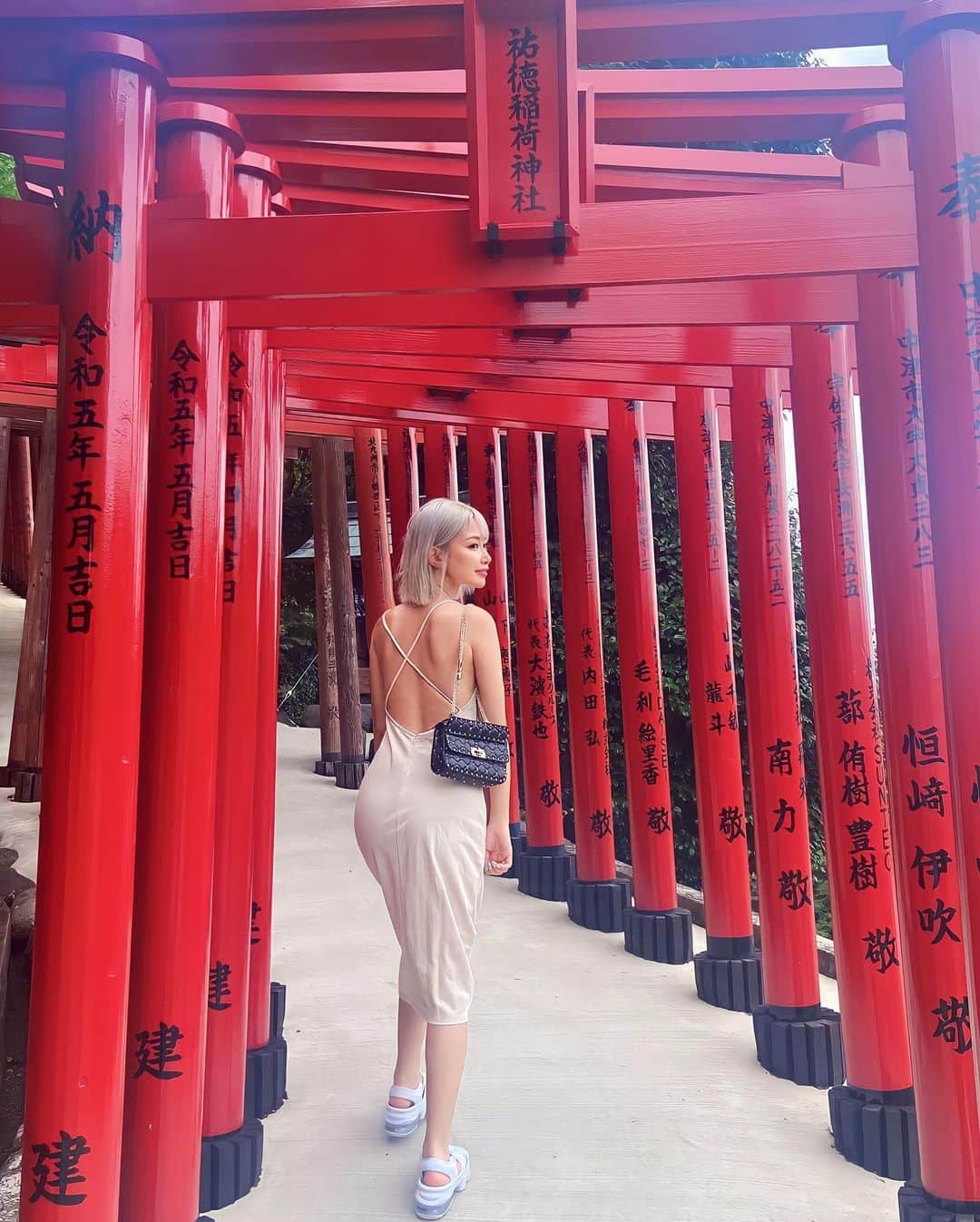 橘りあのインスタグラム：「赤い鳥居の連なる神社⛩ . 風鈴にお願い事を書いて掛けてきた🎐 𓈒𓏸 風鈴の種類も沢山あって選ぶの楽しかったし 沢山飾ってあるから音がよきなの♡♡ 色んな所で風鈴あるけど流行ってるのかな？😆 . . #佐賀観光 #祐徳稲荷神社 #神社巡り #風鈴神社」