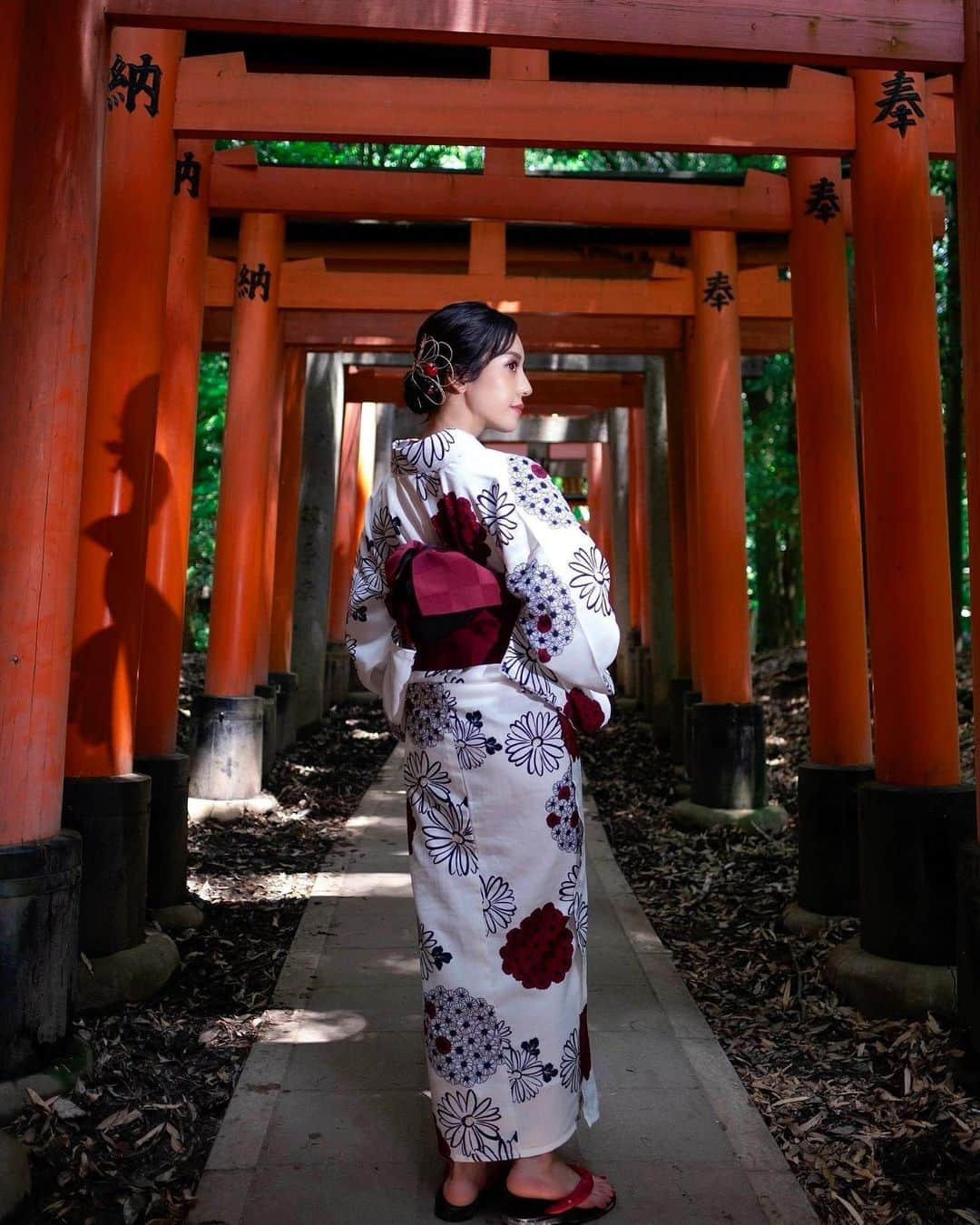 DJ Saya（さやまる）のインスタグラム：「⛩🙏👘🌿  #京都 #伏見稲荷大社」