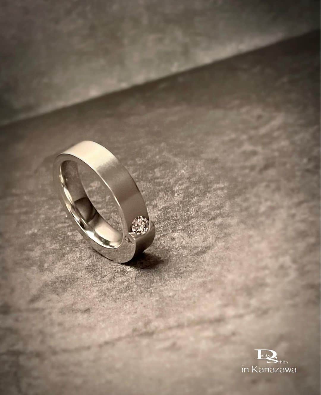 Danke schön ダンケ 金沢 結婚指輪 鍛造さんのインスタグラム写真 - (Danke schön ダンケ 金沢 結婚指輪 鍛造Instagram)「・ ・ ハイ🙌🏻 今日のバウアーさんは コレにします。 ・ ・ コレが又！ 悩ましい形状から始まり〜の ・ ・ この形状だからこその このDia留め ・ ・ しかもDiaを支える為の 地金は｢圧延」し「圧縮」し ・ ・ 更に 「圧延」を繰り返しの ・ ・ 🇩🇪｢工業系の鍛造削り出し」 トンカン叩く鍛造でございません🙌🏻 ・ ・ ｢惜しみなく」地金を 使う事によって ・ ・ 一風変わったように 見えなくもないこのモデル ・ ・ コレが又！ 指に納まれば ・ ・ アレ⁈ 意外にも普通…と思った ・ ・ 次の瞬間⚡️ ・ ・ Diaは そこに来る…😱 ・ ・ シンプルな中で個性を発揮しちゃう 今日のバウアーさん ・ ・ こう言うモデルは ジワジワ心に入り込んでくる モデルとも言います。 ・ ・ それはバウアーの指輪を作る 技術を知れば知るほど ・ ・ 見れば見るほど 『なるほど鍛造って、そう言う事か🙌🏻』と 理論が分かり始めるからジワジワ来るのです。 ・ ・ 私が思うに ｢デザイン」って ・ ・ 一撃💘モデルとジワジワっと攻めてくる モデルの2タイプがあるんじゃないかと思うのです。 ・ ・ 皆さんは ｢一撃派」それとも｢ジワジワ派」の とちらが好み？ですか？ ・ ・ ・ ・ ・  【工業系 鍛造削り出し】 🇩🇪クリスチャンバウアー 専門店 ・ ・ ワンランク上をいくノウハウの クリスチャンバウアーの選び方なら 『Danke schön 』 ・ ・ ・ —— 𝐃𝐚𝐧𝐤𝐞——— ▪︎ Instagramプロフィール 🔜 @danke2005  —————————————————————𝐒𝐜𝐡⍥𝐧——— ・ ・ #クリスチャンバウアー金沢 #鍛造指輪 #鍛造リング #結婚指輪 #結婚指輪オーダー #切削加工 #結婚指輪探し #結婚指輪選び #指輪探し #指輪選び #マリッジリング #結婚指輪金沢 #金沢結婚指輪 #セカンドリング #結婚指輪買い替え #地金屋鍛造 #ブライダルリング #結婚記念日 #ベビーリング #ドイツリング #自分へのご褒美 #クリスチャンバウアーダンケ #クリスチャンバウアーdanke   ------------------------------------------✈︎ ---------  鍛造削り出し 🇩🇪クリスチャンバウアー 専門店 『𝐃𝐚𝐧𝐤𝐞 𝐬𝐜𝐡⍥𝐧』 ・ • 営業時間 am11:00〜pm9:00 • 定休日 : 木曜日 • 駐車場 : 店舗前OK • ご予約 : 優先 ・ ・ ——𝐃𝐚𝐧𝐤𝐞——————————————— ▪︎トップページ 🔜 @danke2005 ———————————————————-𝐒𝐜𝐡⍥𝐧—————」9月5日 18時53分 - danke2005