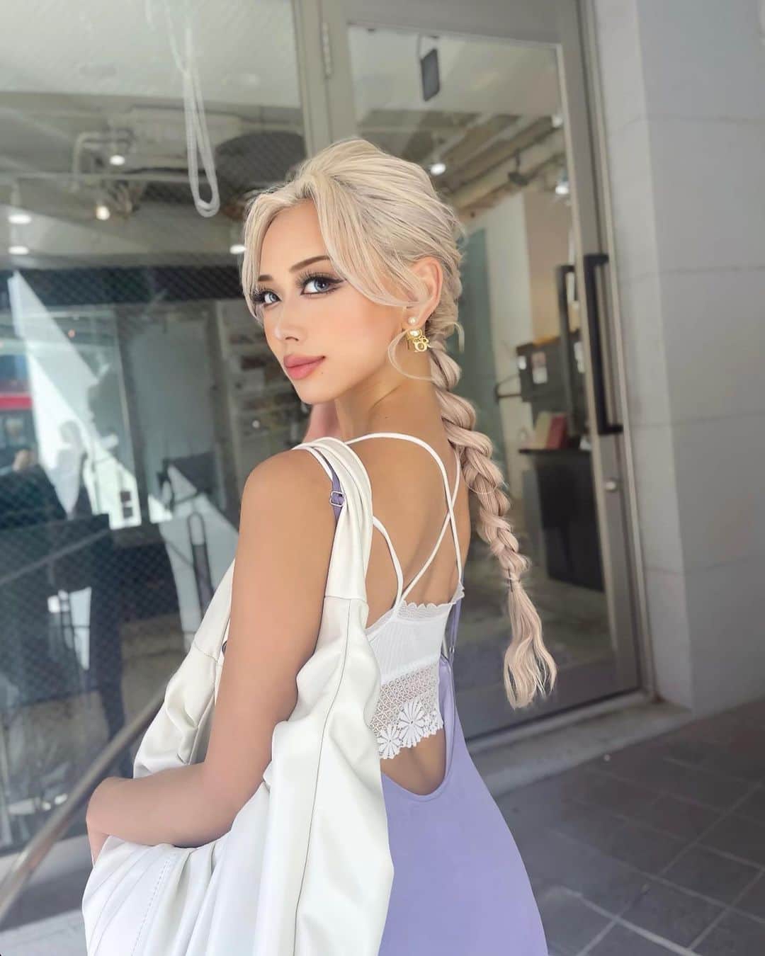 のインスタグラム：「ラテ肌エルサになってみた時の🤍⛄️ ロングとショートどっち推しー？  #ヘアアレンジ #三つ編みアレンジ #エルサ #ラテ肌 #ハイトーンカラー」