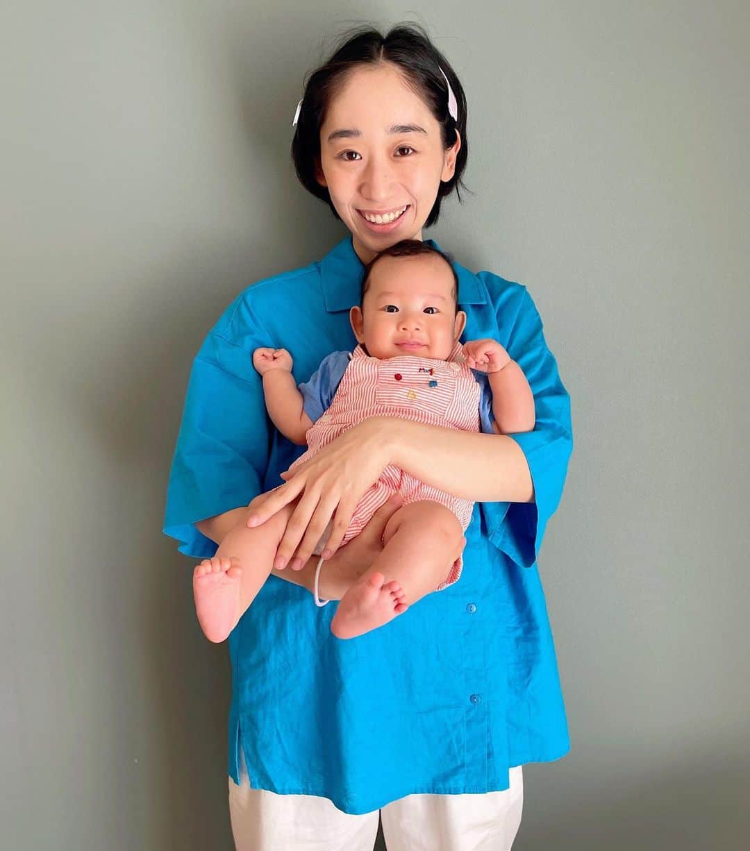 椎名琴音のインスタグラム：「プチリンクコーデ💙❤️  髪ボサボサだ😅 メイクとか髪を整える時間はなかなかありませんが、好きな服を着るだけで気持ちが明るくなります👏🏻 息子も良い笑顔😆  昨日くらいから夜泣きっぽいのが始まった気がする。いろいろ成長して感覚が追いつかないんだろうね。  でも今日は1日ニコニコで お昼はすやすや。 よかったよかった💮  ナナちゃん（おばあちゃん）の餃子焼くジュー！って音が大きくてびっくりして泣いちゃったね😅  明日から布おむつチャレンジ！  楽しい日になりますように✨」