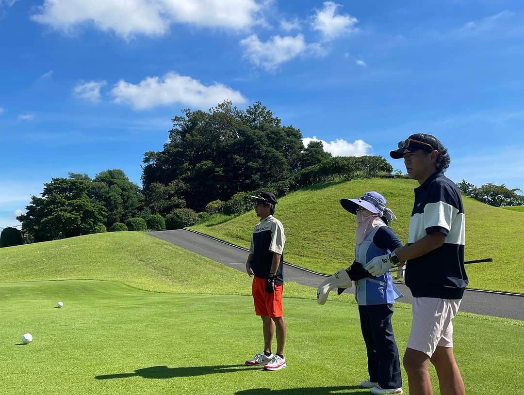 azumiさんのインスタグラム写真 - (azumiInstagram)「めっちゃ楽しみにしていた 先週末のゴルフ どんだけ楽しそうなんだw 富士山もバッチリでロケーション最高でした  午後からかなり暑くてバテバテで スコア、前半は史上初出せるかと思ったのに、後半ひどくて初ラウンドの次の最低さでした ちーん  しかし私の友達みんな上手い🏌️‍♀️ 連れてってくれてありがとう！ 楽しすぎました😊  #カート大好き #golf #ゴルフ女子 #azumigolf #ゴルフ場にいるおじさん達がみんな楽しそうで面白いw」9月5日 18時57分 - xx_azumi_xx